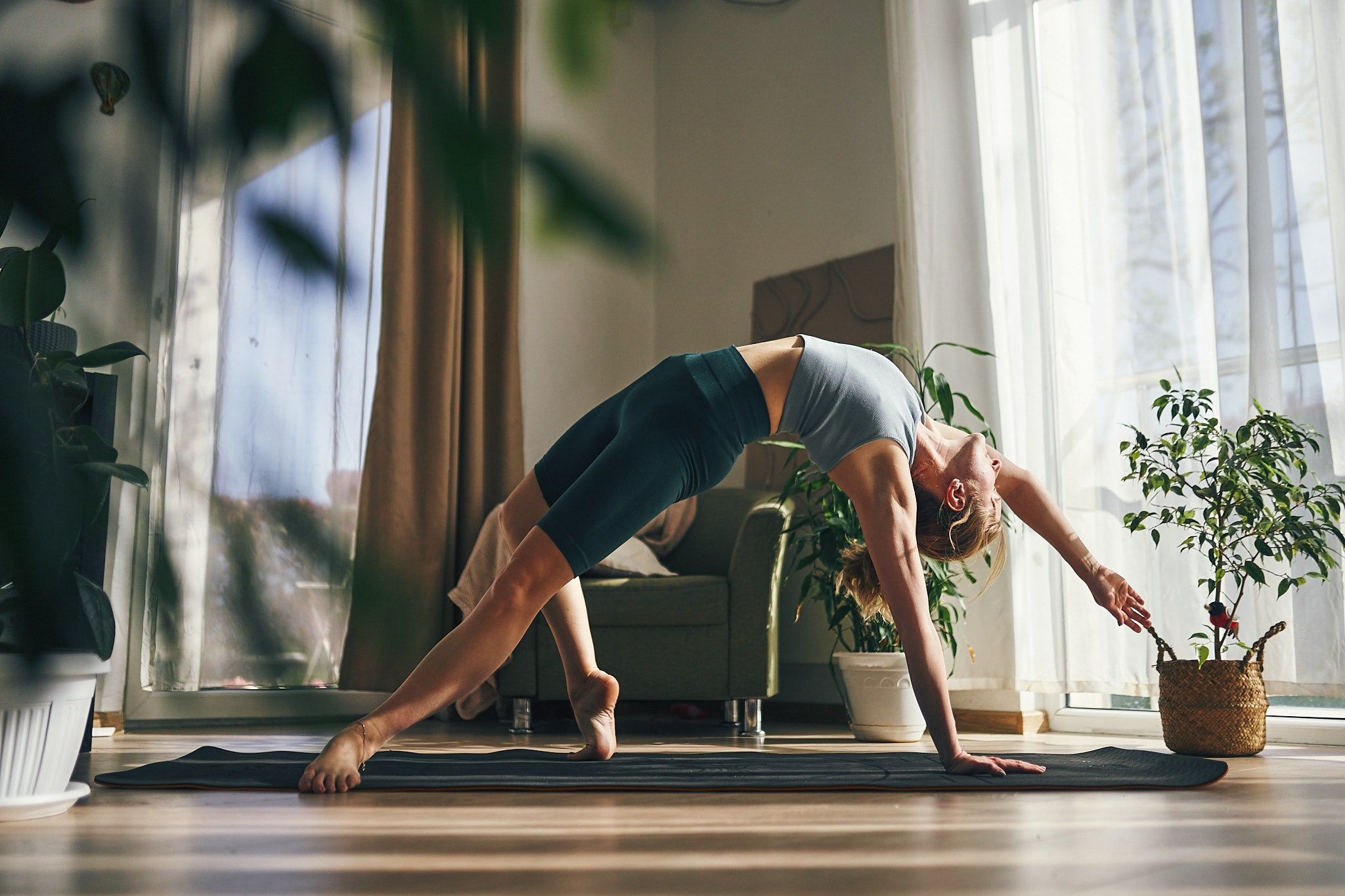 Репортажная съемка йога класса на берегу моря. Фотограф в Сочи Катя Гончарова