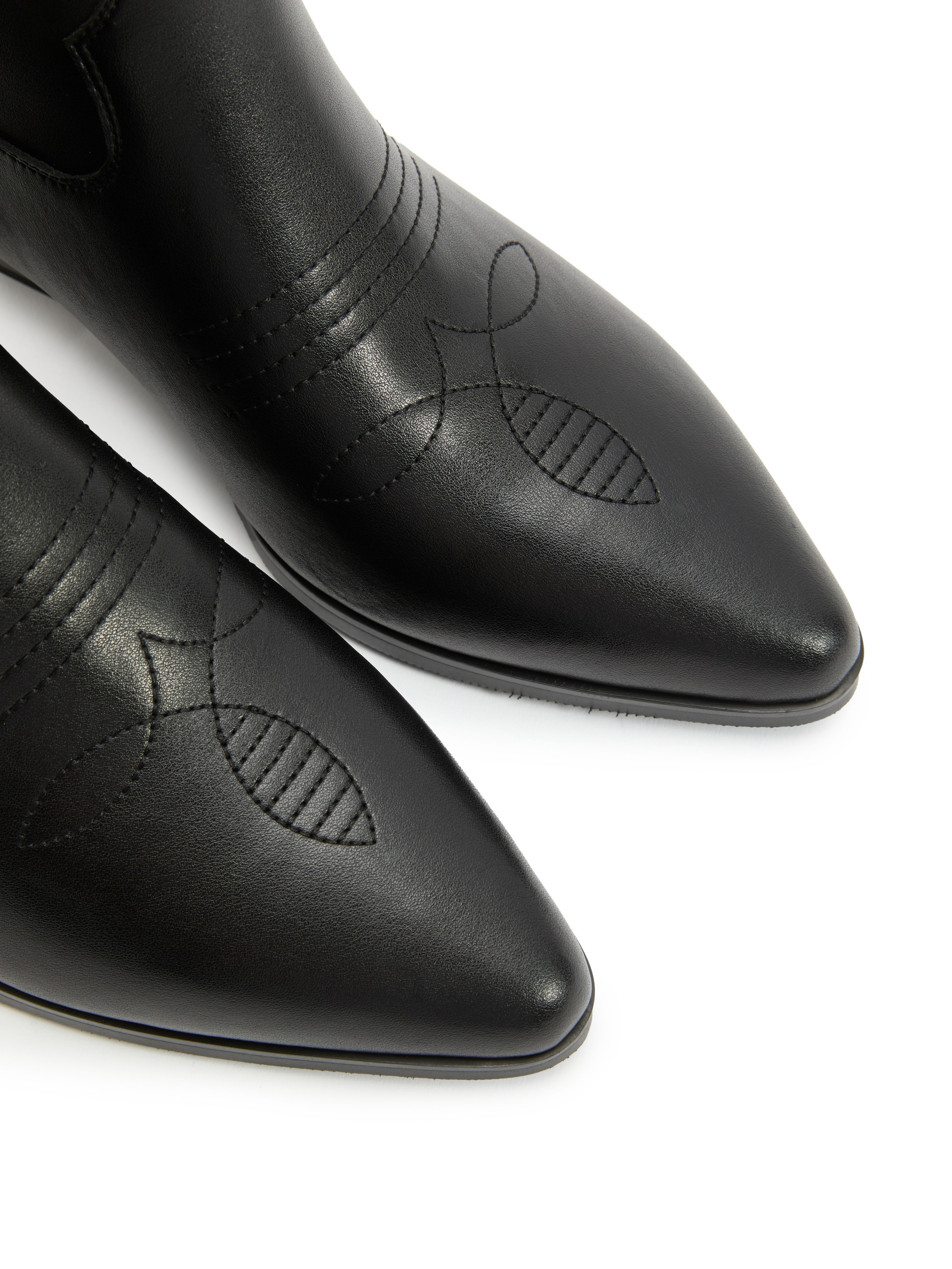 Каталожная фотография обуви. Фотограф в Москве Егор Гончаров