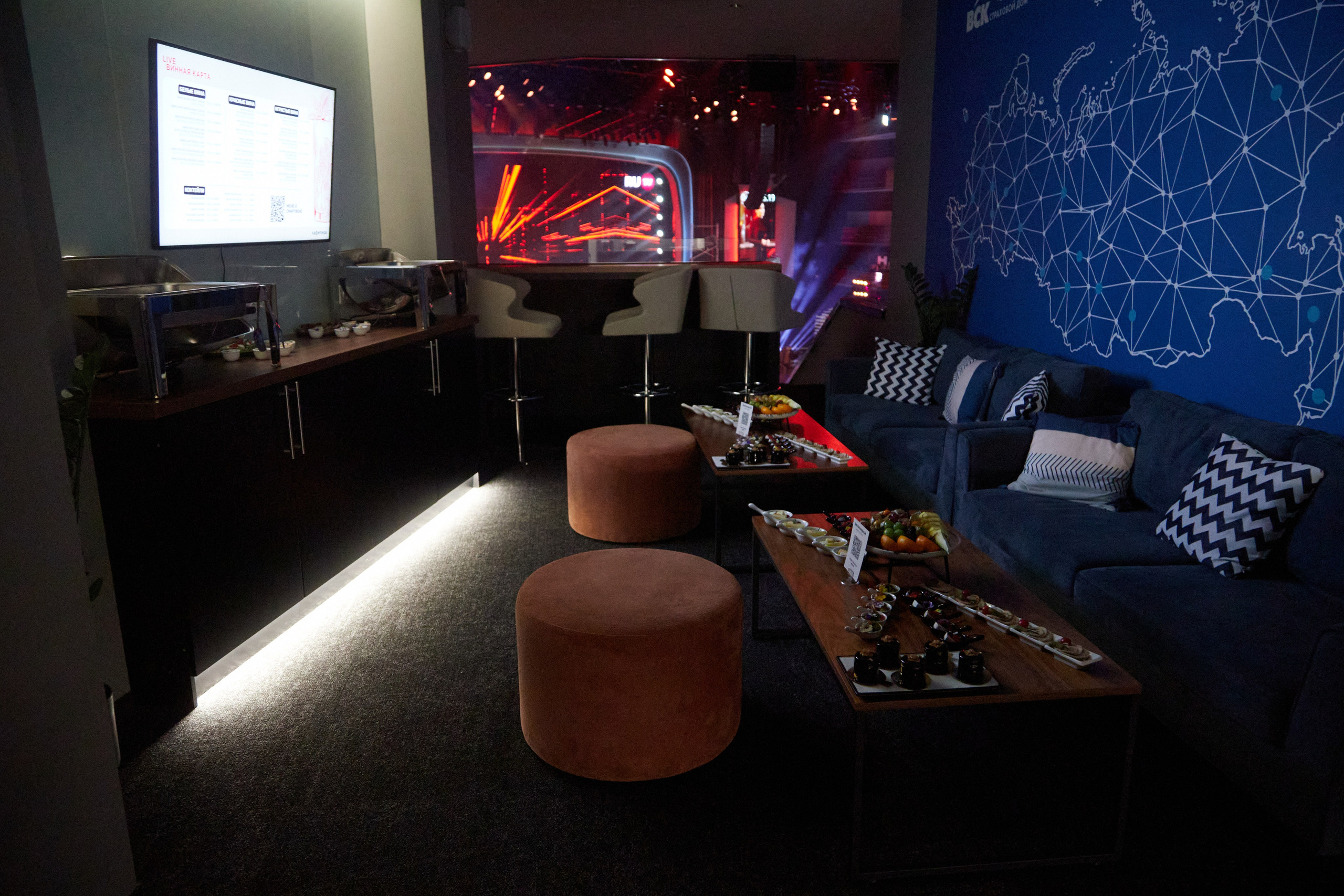 Кейтеринг  — фуд-фотография: Гостиная зона с сервированными столами