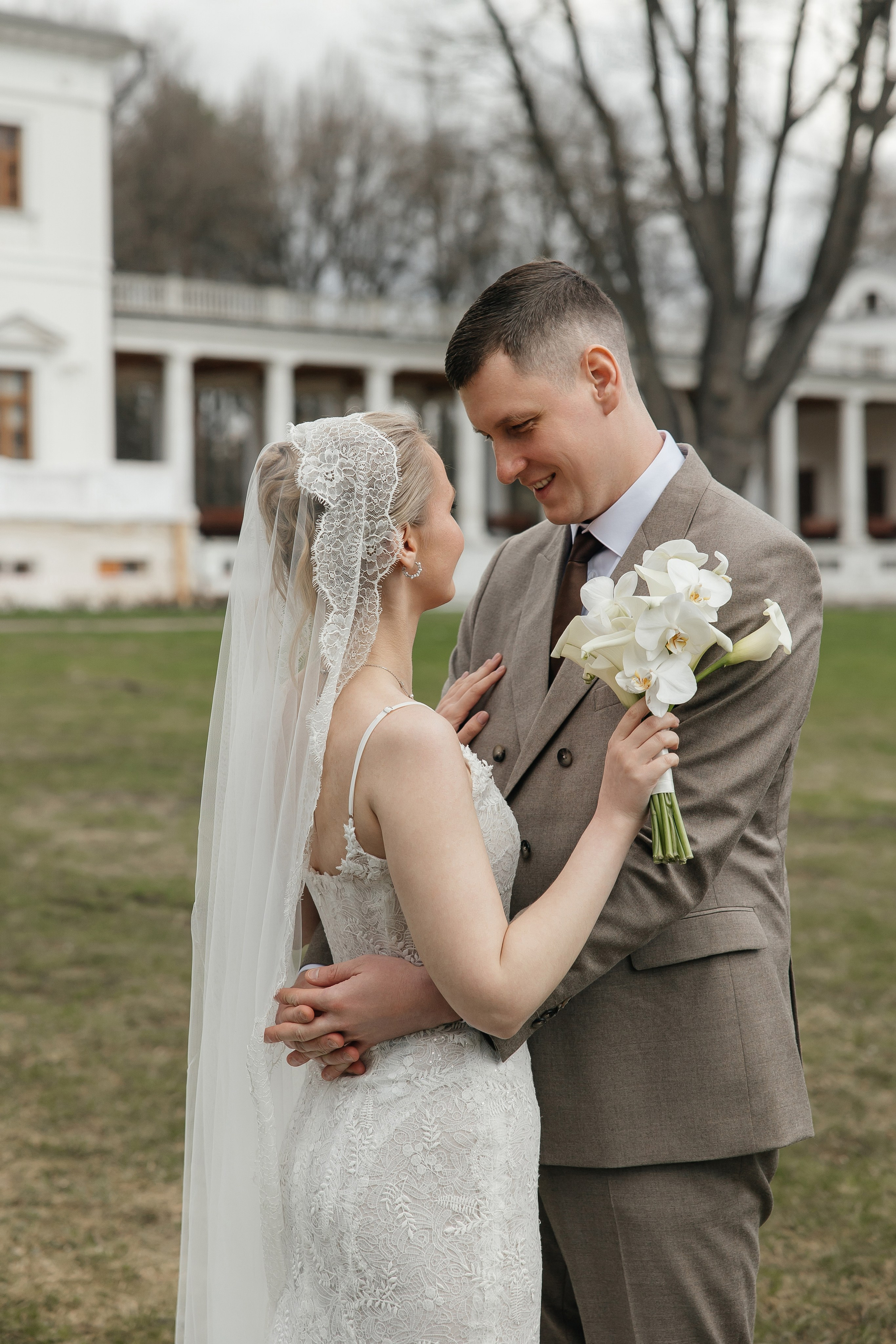 Свадебная фотосессия в Усадьбе Остафьево. Свадебный фотограф в Москве Дарья Олендарёва