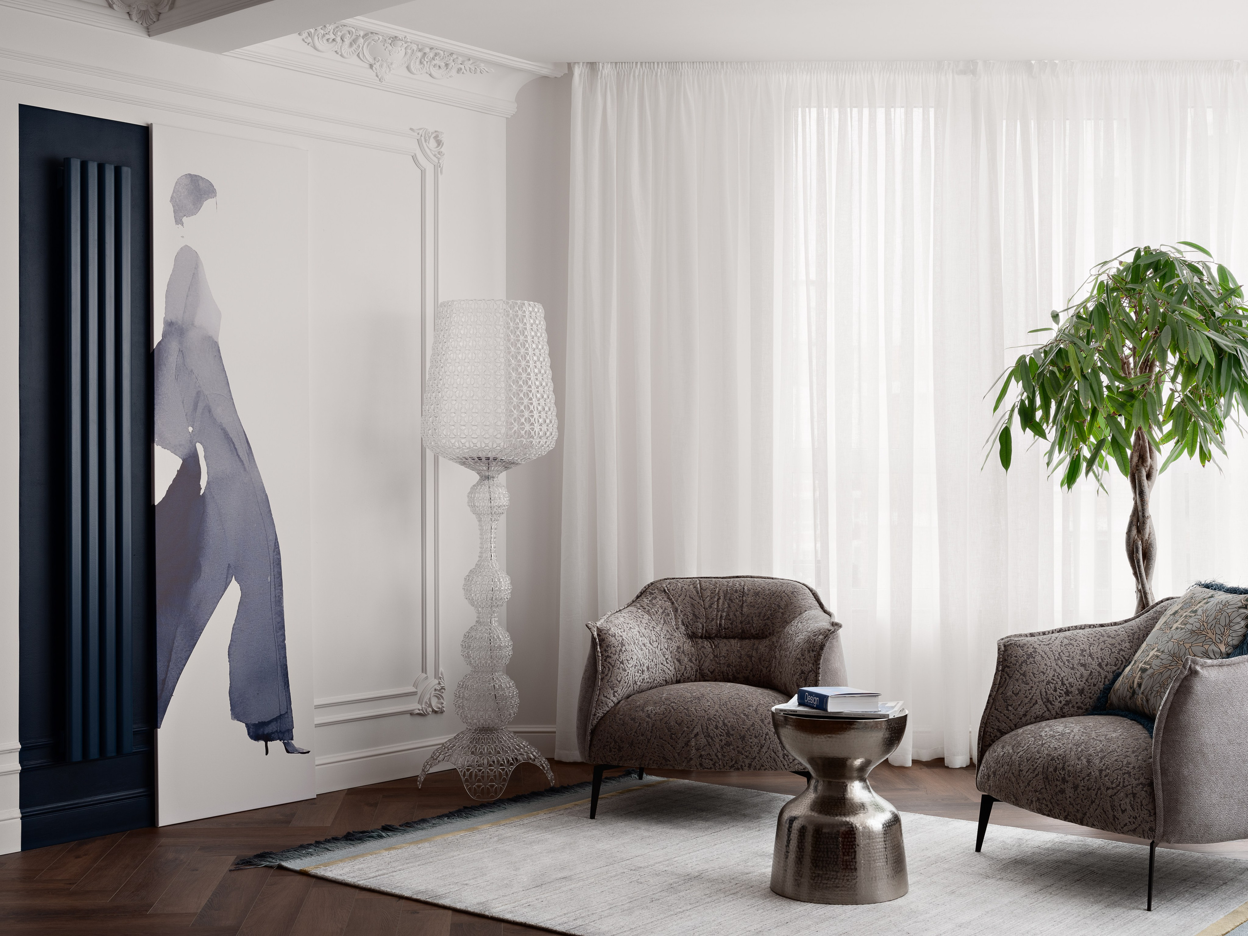 Уютная гостиная в современном стиле: фото с мягкими креслами, металлическим столиком, живым растением в кашпо и панорамным окном с лёгкими шторами. Атмосферный интерьер разработан дизайнером Антоном Логиновым, стилизован Алёной Мощенской, съёмка Сергея Денисенко.