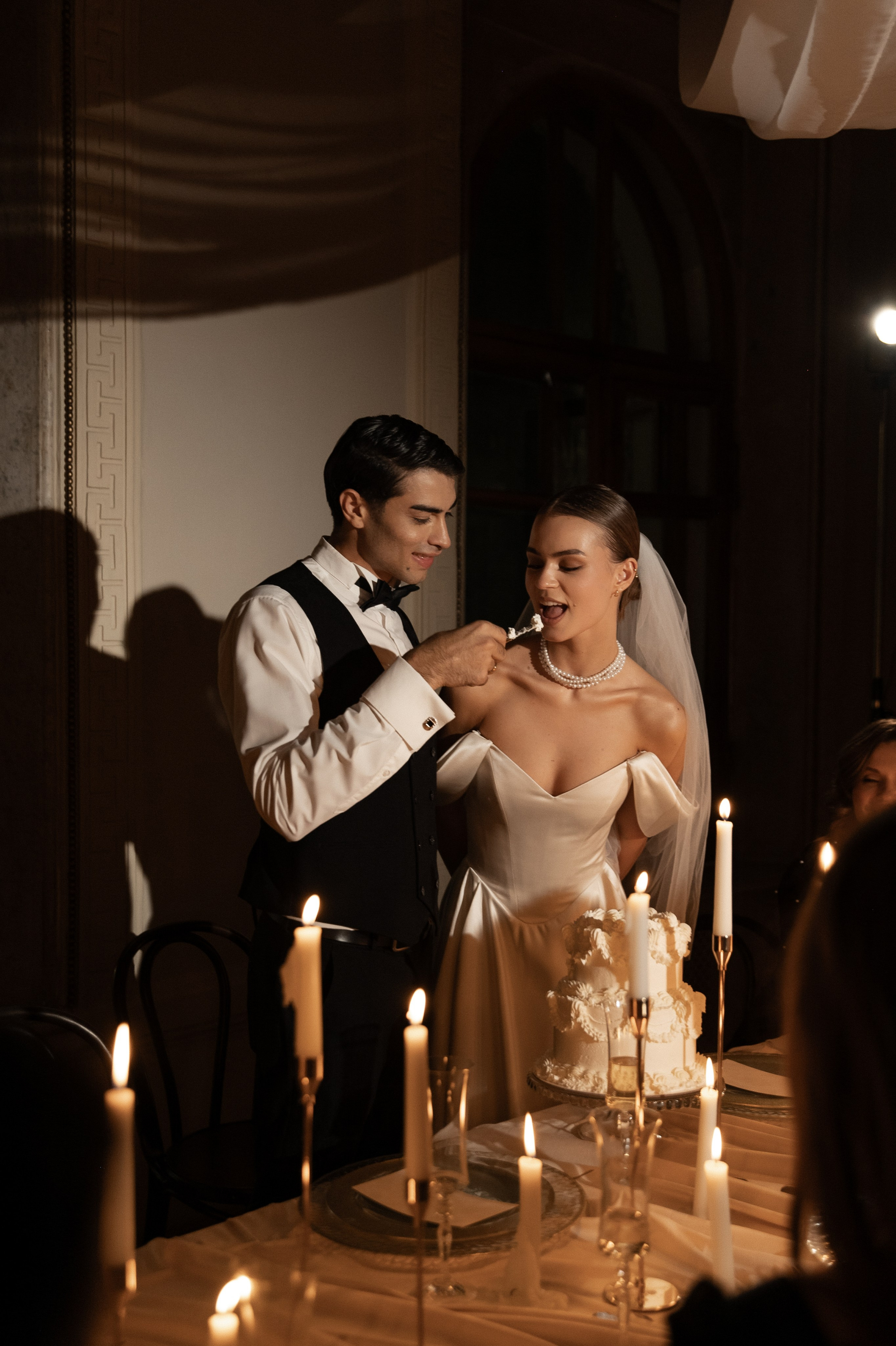 Камерный свадебный ужин при свечах в старинном особняке в фотостудии 21. Kult. Ярослава Ерина — свадебный фотограф в Москве