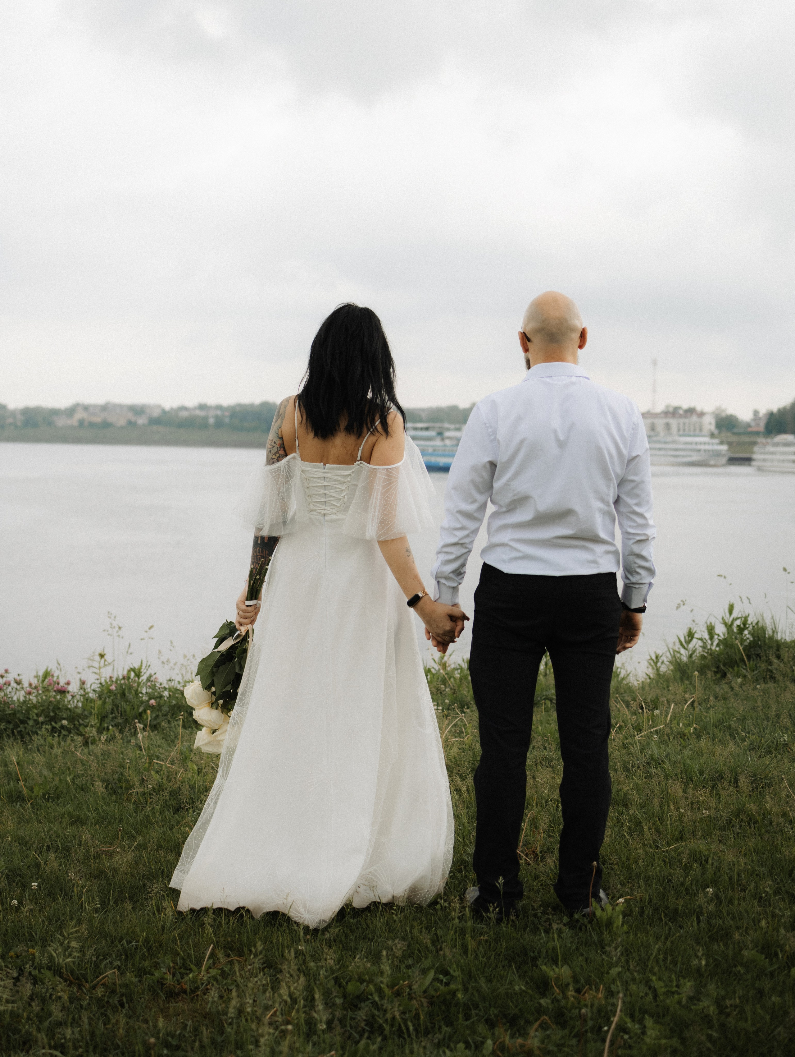 Свадебная прогулка летом у реки. Фотограф Углич и Ярославль Ольга Тятюшкина