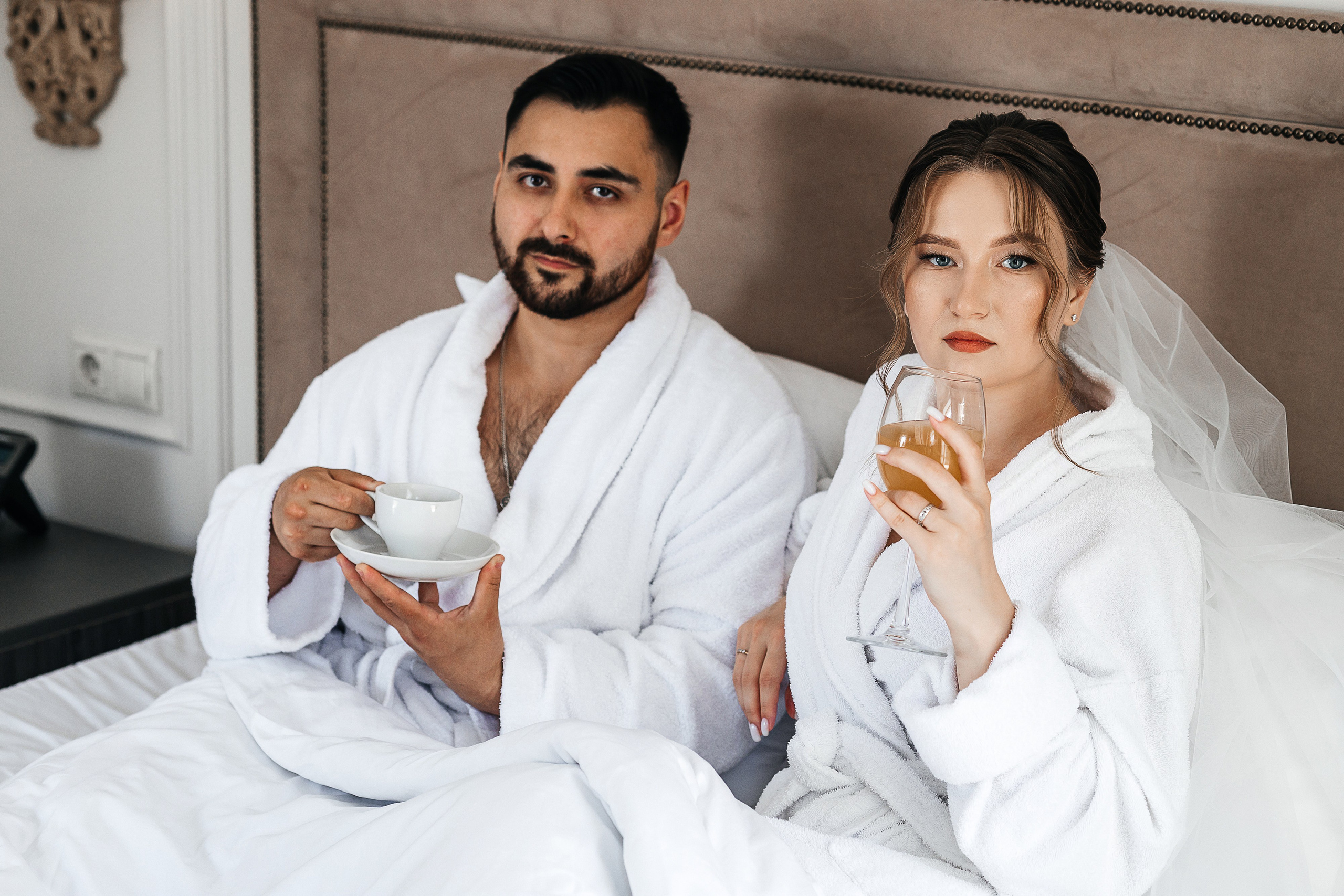 Свадебная фотосессия пары в номере отеля. Олег Сверчков | Свадебный фотограф Вологда