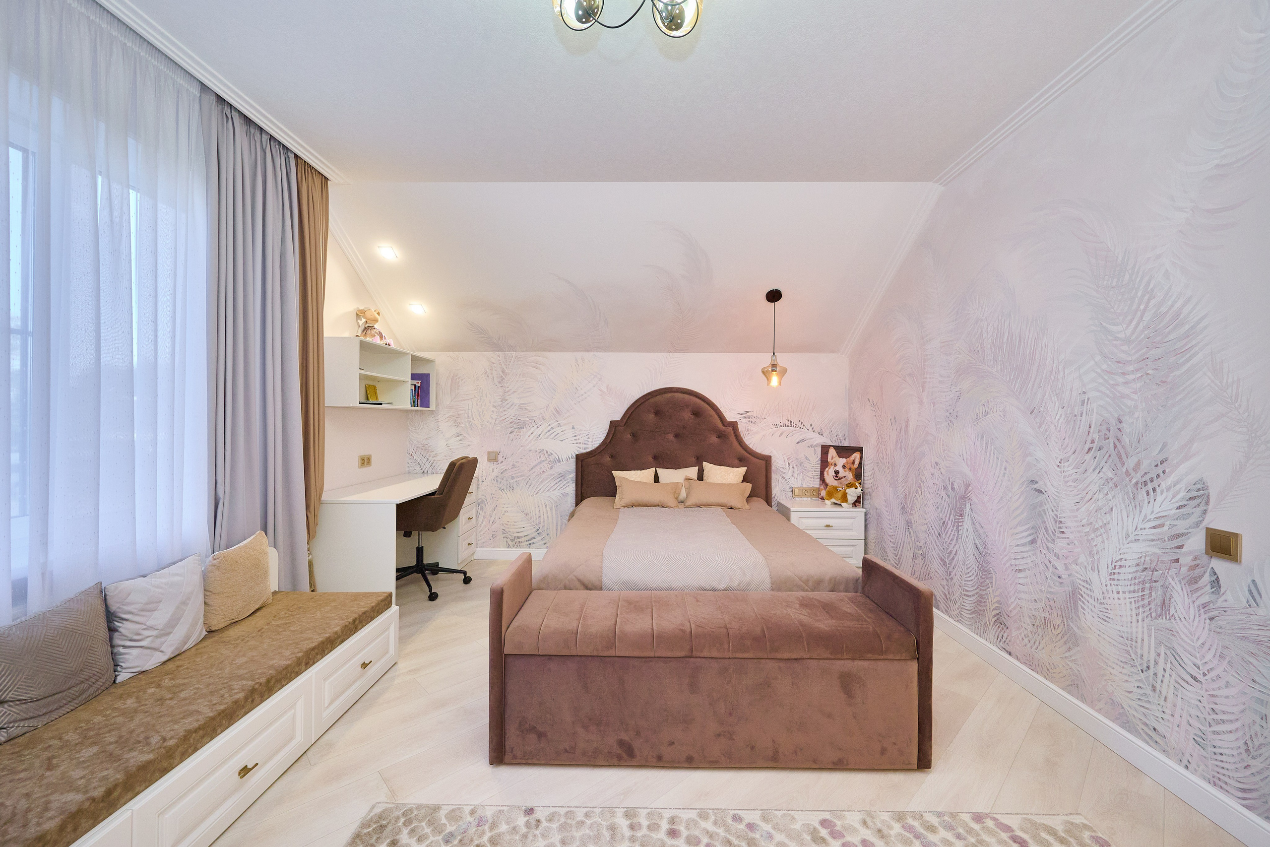 белые стены коричневая кровать 