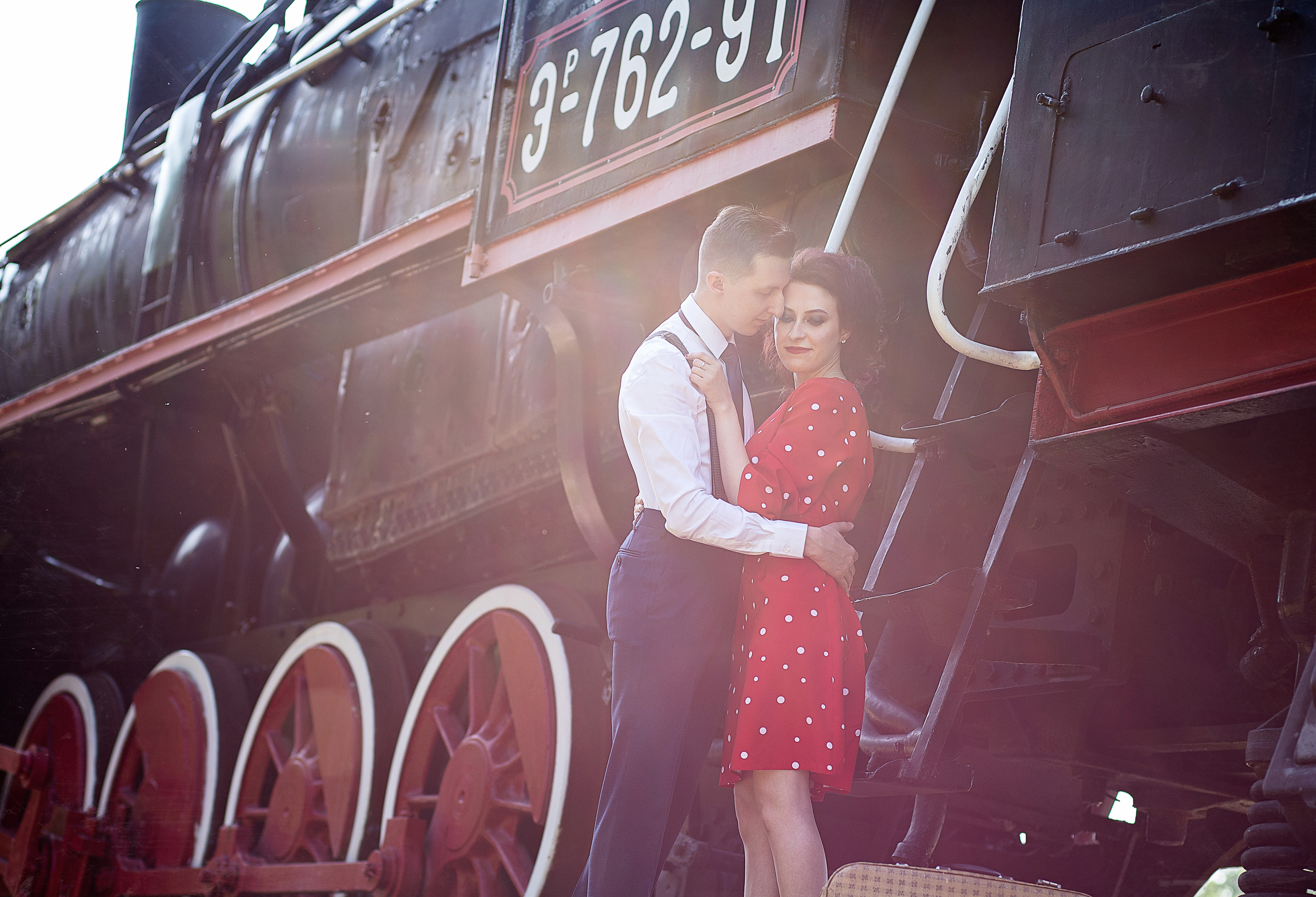 пара  молодых  людей  прощаются возле поезда,