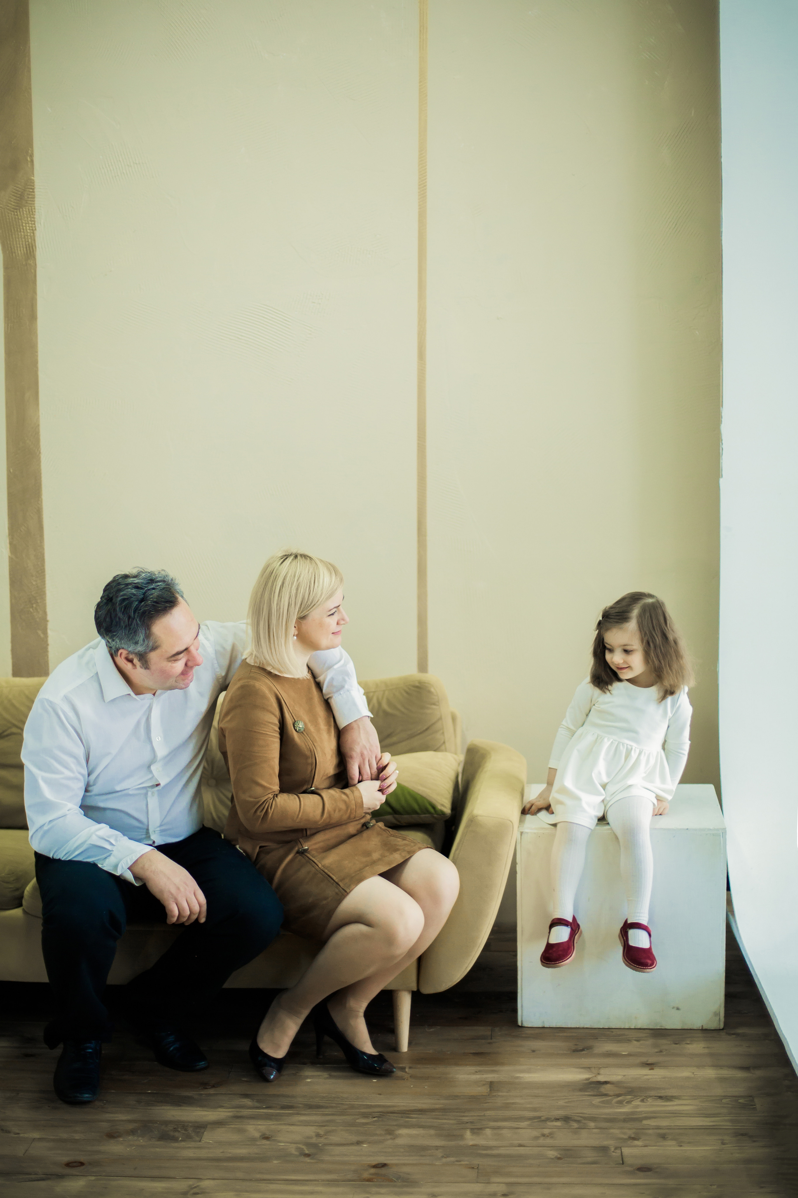 Зимняя студийная фотосессия родителей с маленькой дочкой. Детский, свадебный и семейный фотограф Юлия Курбатова, Санкт-Петербург