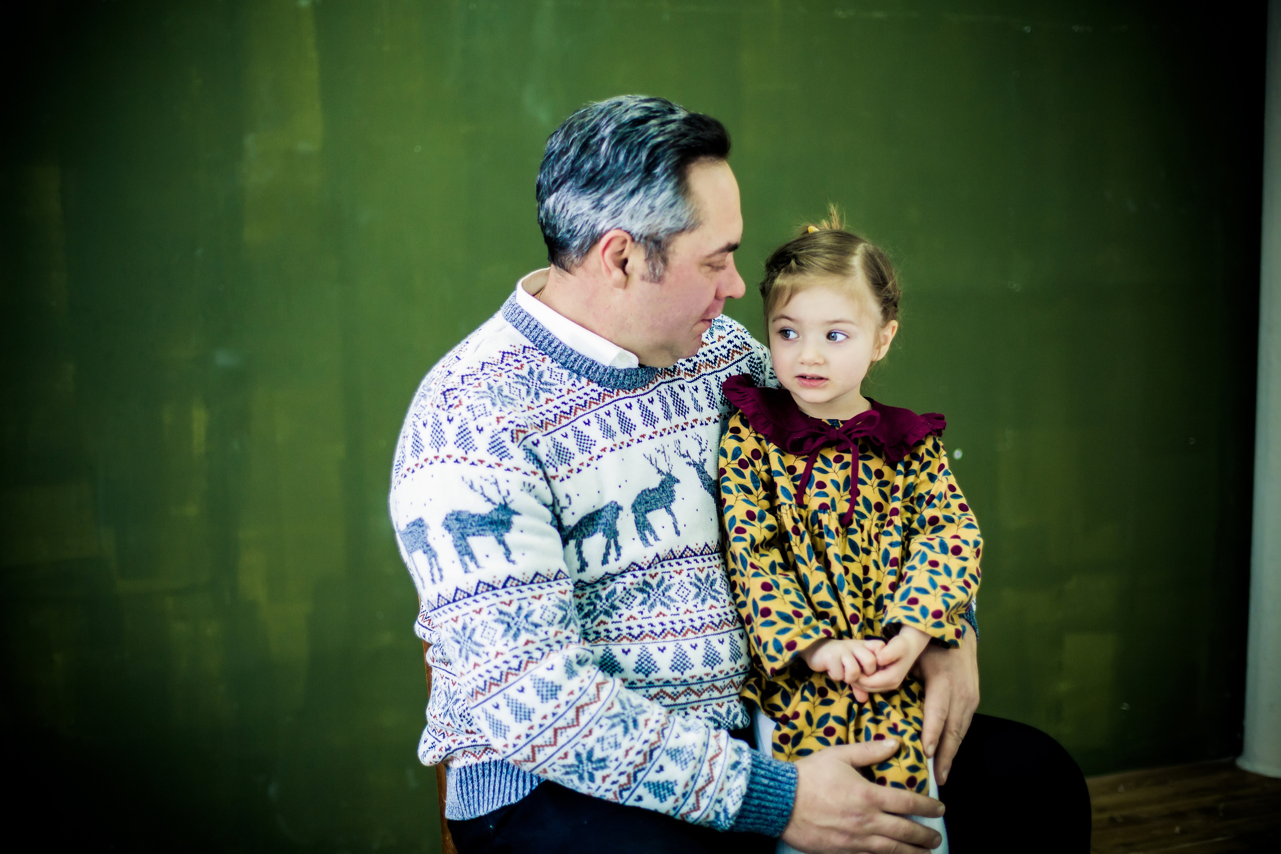 Зимняя студийная фотосессия родителей с маленькой дочкой. Детский, свадебный и семейный фотограф Юлия Курбатова, Санкт-Петербург