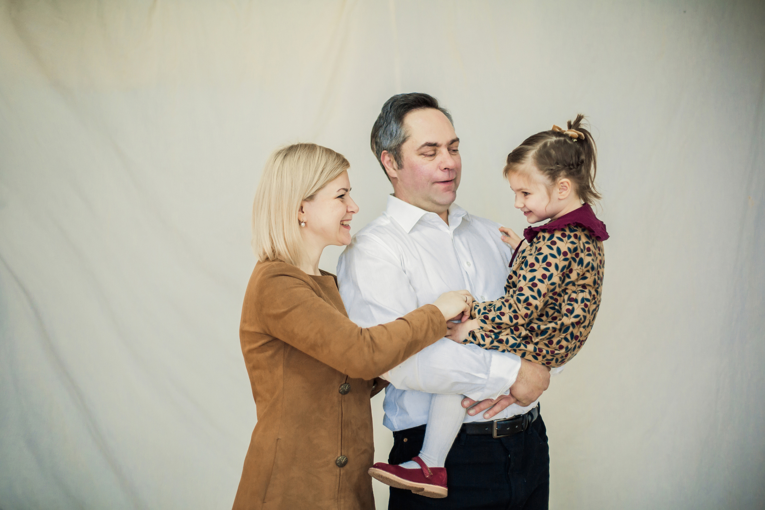 Зимняя студийная фотосессия родителей с маленькой дочкой. Детский, свадебный и семейный фотограф Юлия Курбатова, Санкт-Петербург