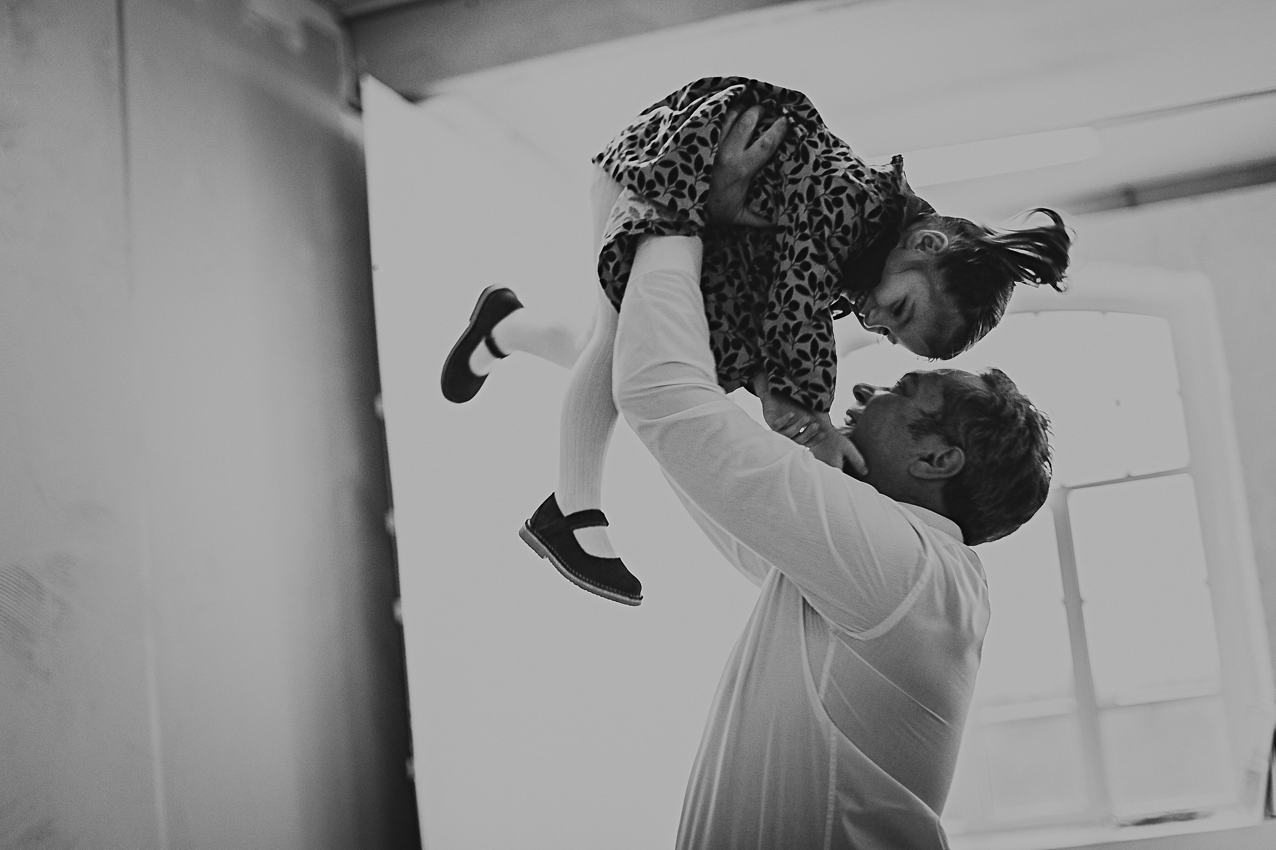 Зимняя студийная фотосессия родителей с маленькой дочкой. Детский, свадебный и семейный фотограф Юлия Курбатова, Санкт-Петербург