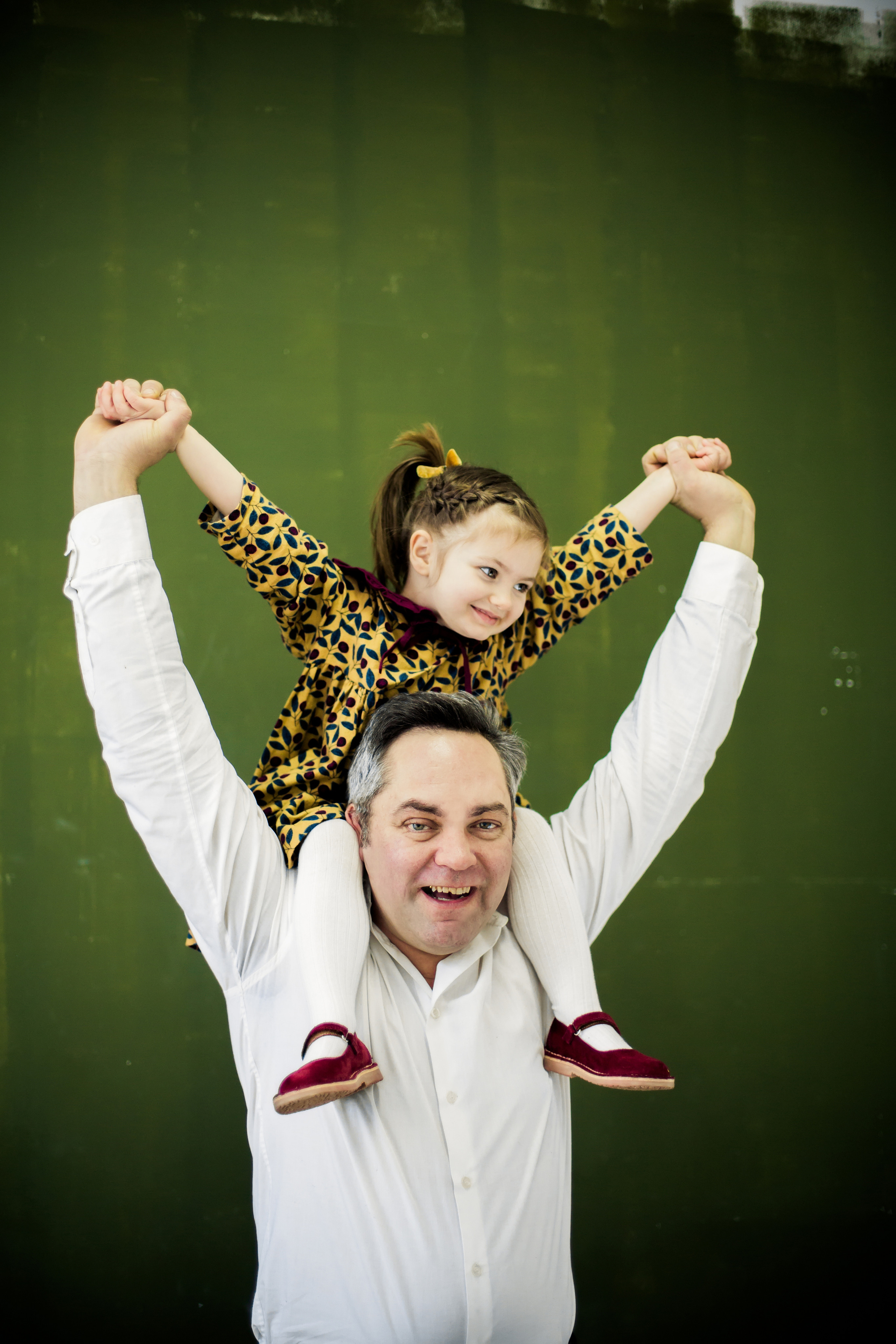 Зимняя студийная фотосессия родителей с маленькой дочкой. Детский, свадебный и семейный фотограф Юлия Курбатова, Санкт-Петербург