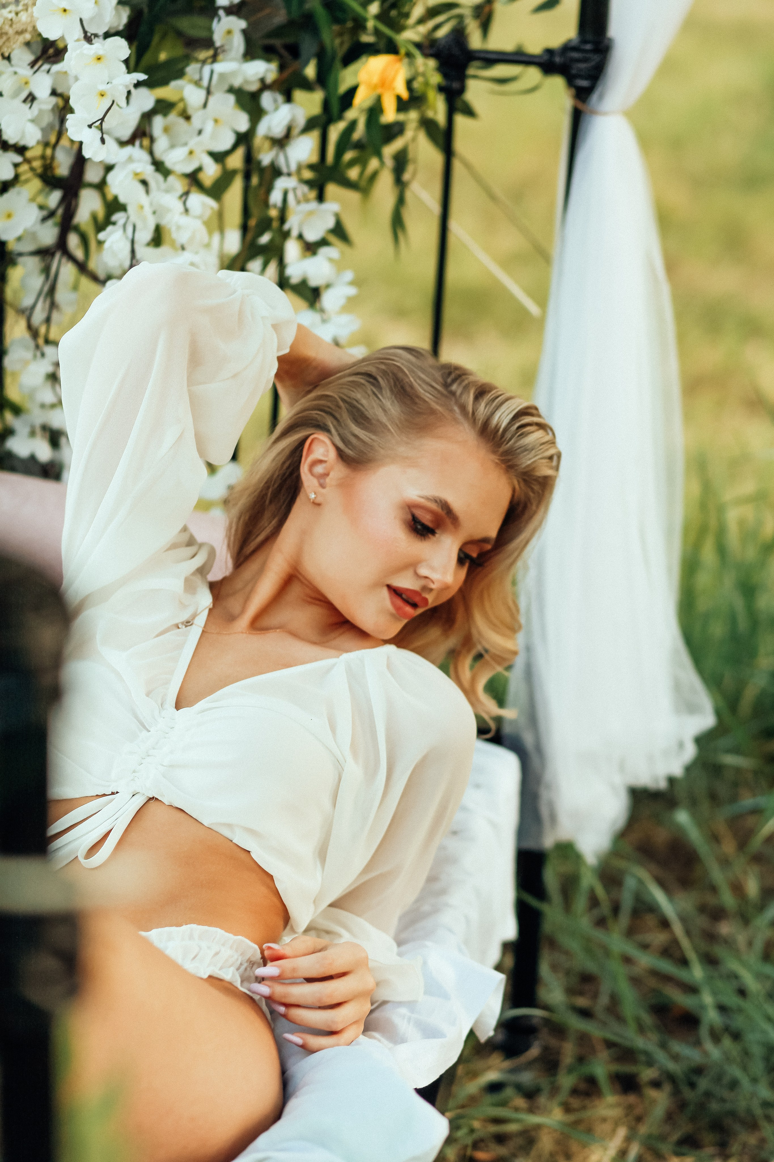 утро очень красивая невеста блондинка цветы природа лето декор дерево кровать виктория