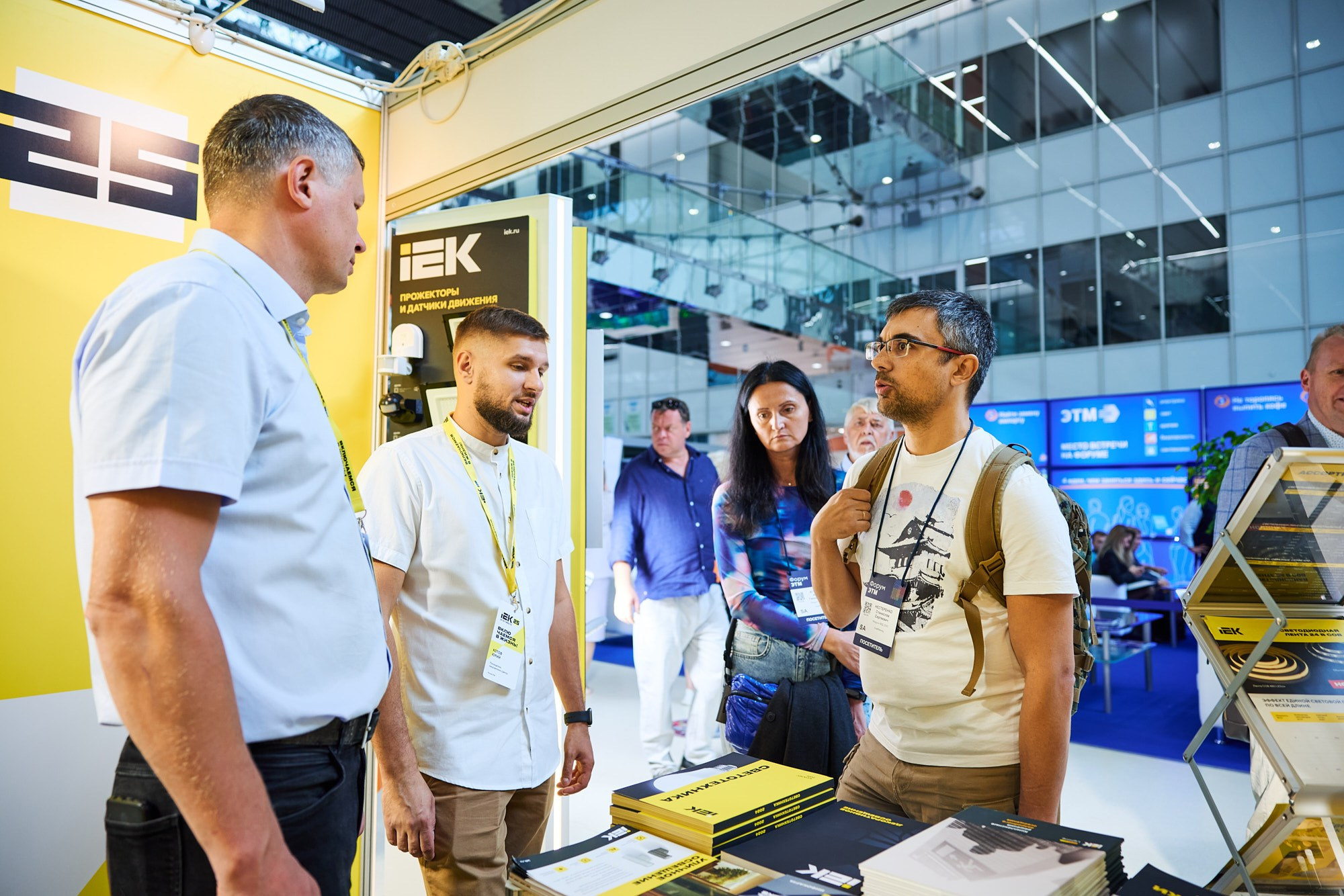Фотограф на выставке IEK — репортажная съёмка корпоративного стенда в Москве. Репортажный фотограф в Москве — Дмитрий Тарасов | Съёмка мероприятий, концертов, корпоративов