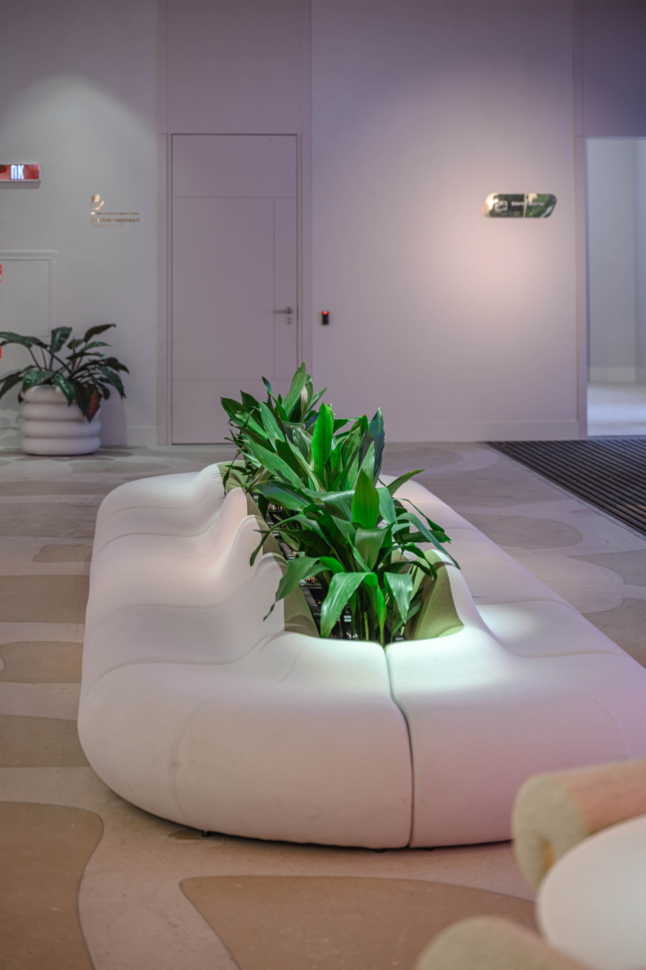 Фотосъемка мебели кофейни в холле аппартаментов Well. Интерьерный и репортажный фотограф в Санкт-Петербурге