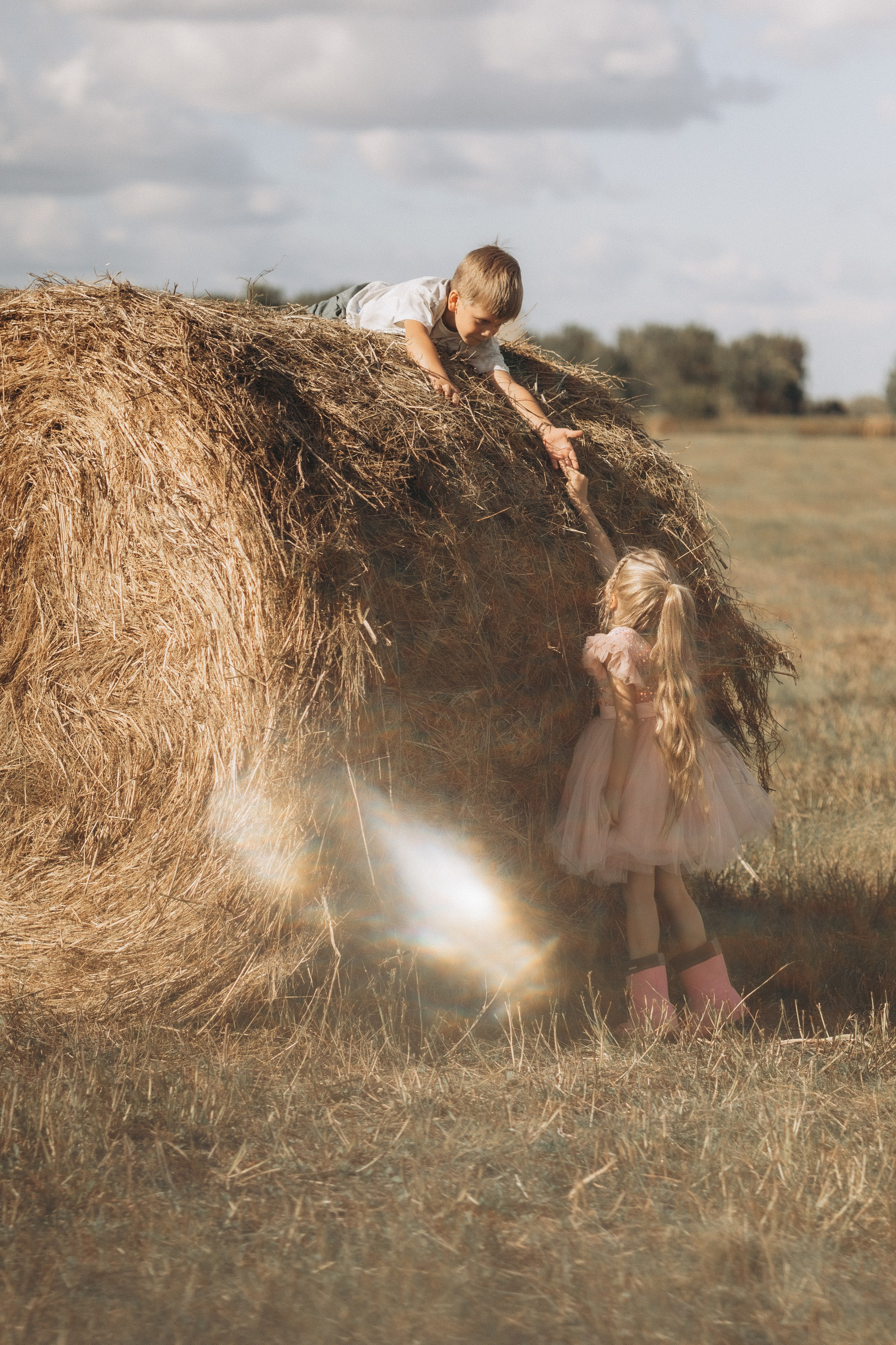 Вика и Миша на сене. Семейный фотограф lifestyle в Новосибирске Елена Шпилевая
