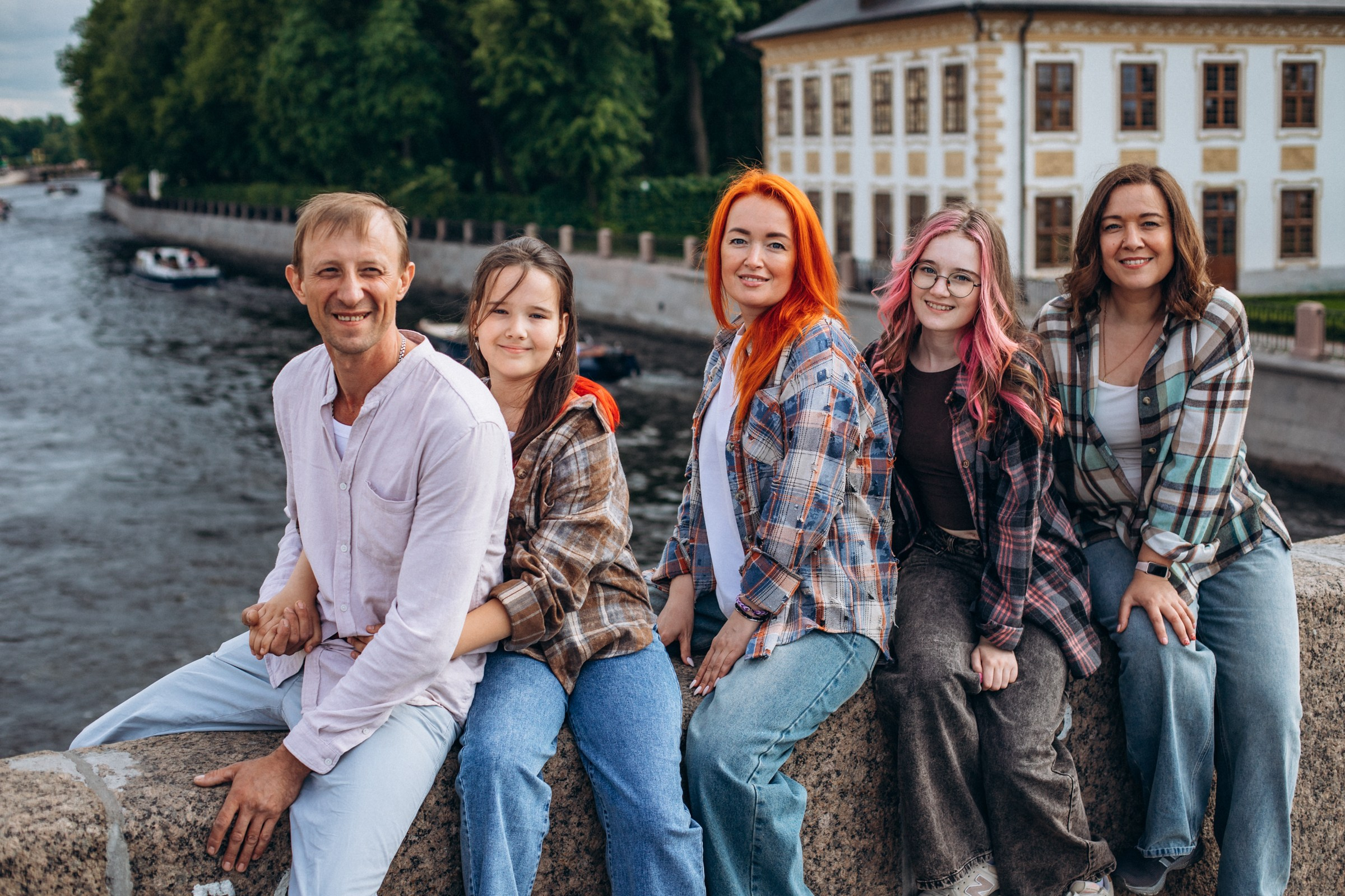 Елена с семьей в июне. Фотопрогулка в Петербурге. Индивидуальный и семейный фотограф в Санкт-Петербурге