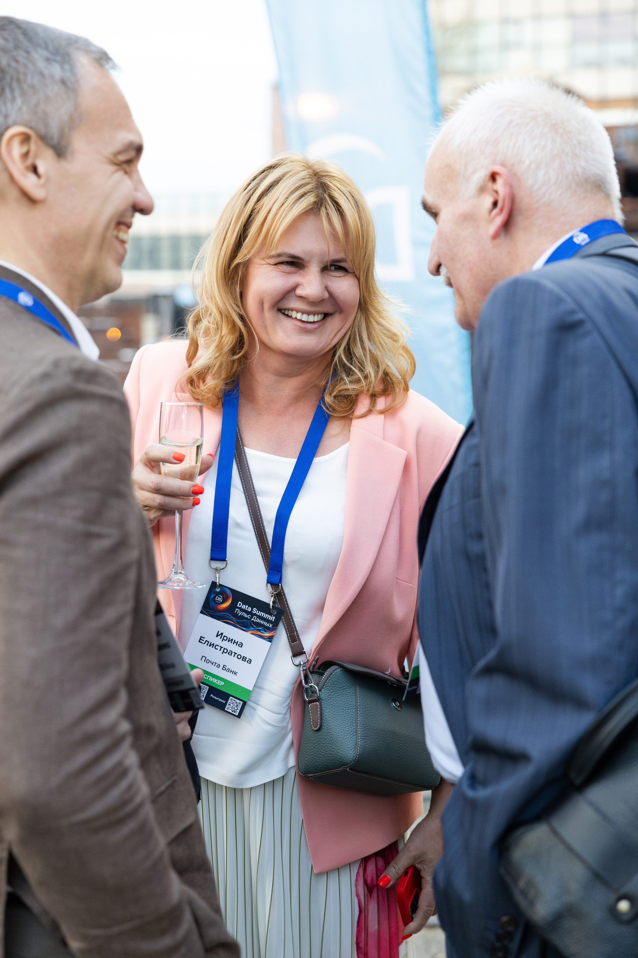 Data Summit 2025. Свадебный репортажный фотограф в Москве