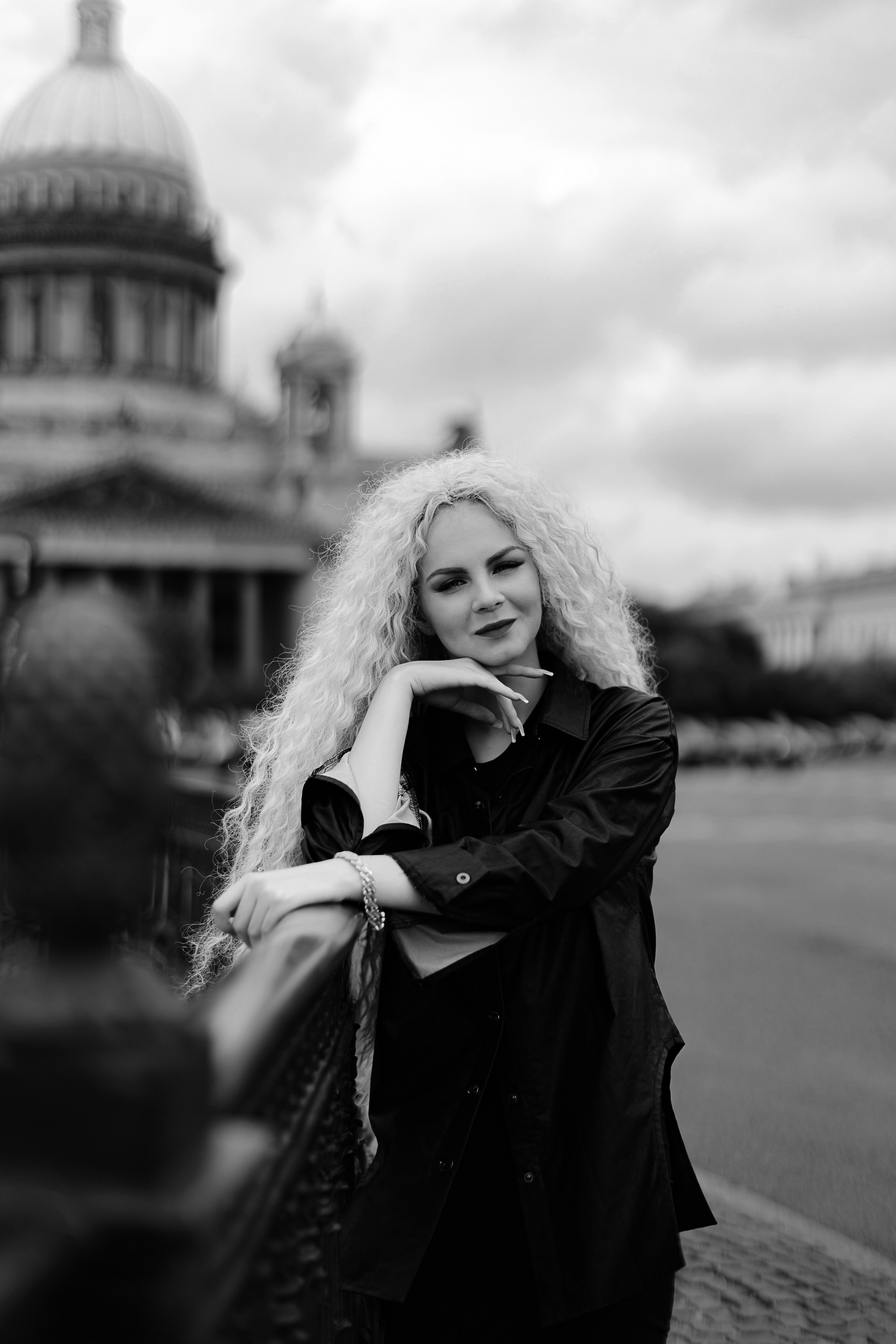 Девушка позирует на фоне Исаакиевского собора в Санкт-Петербурге