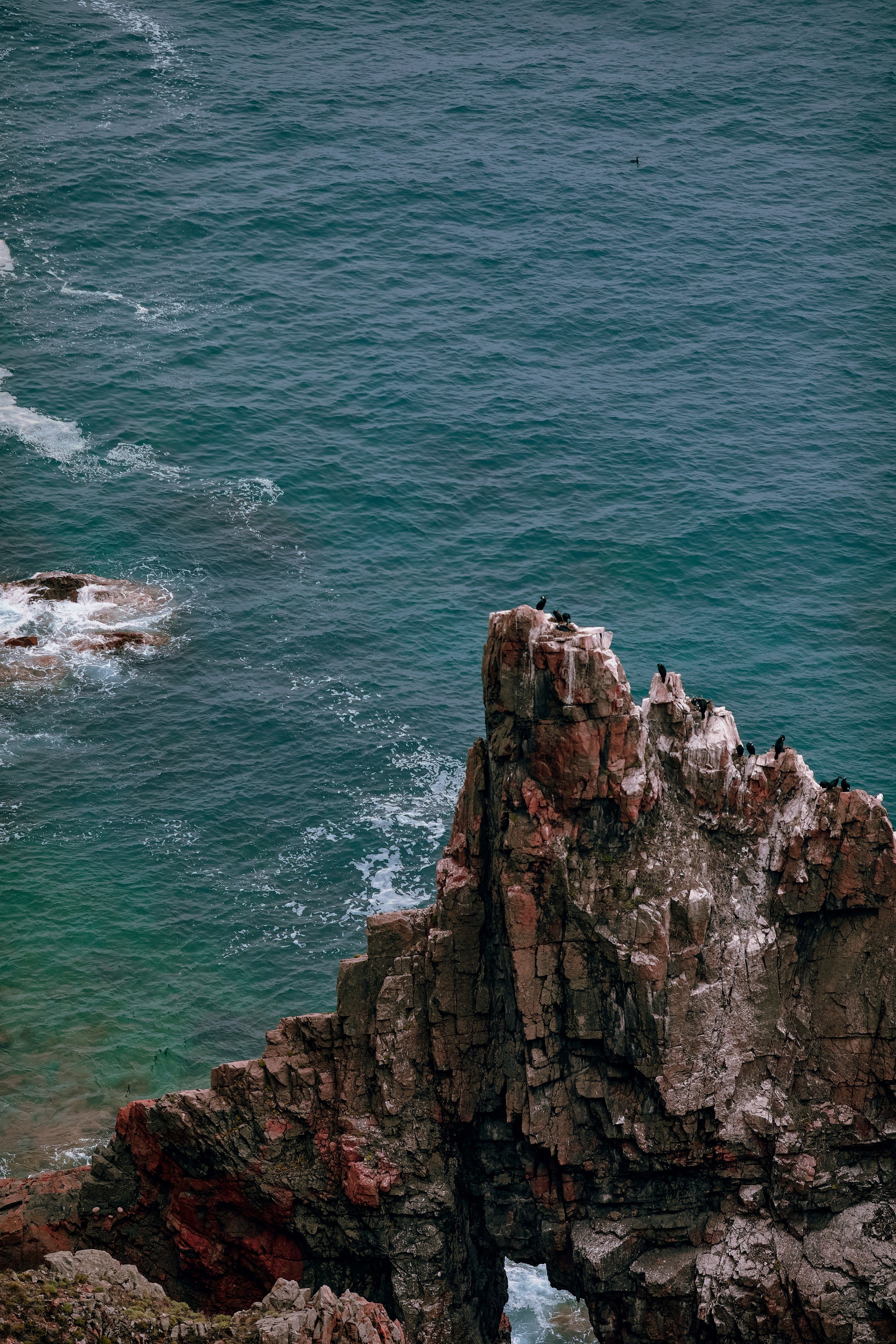 Пейзаж с каменной аркой и морем на острове Шкота в Приморском крае