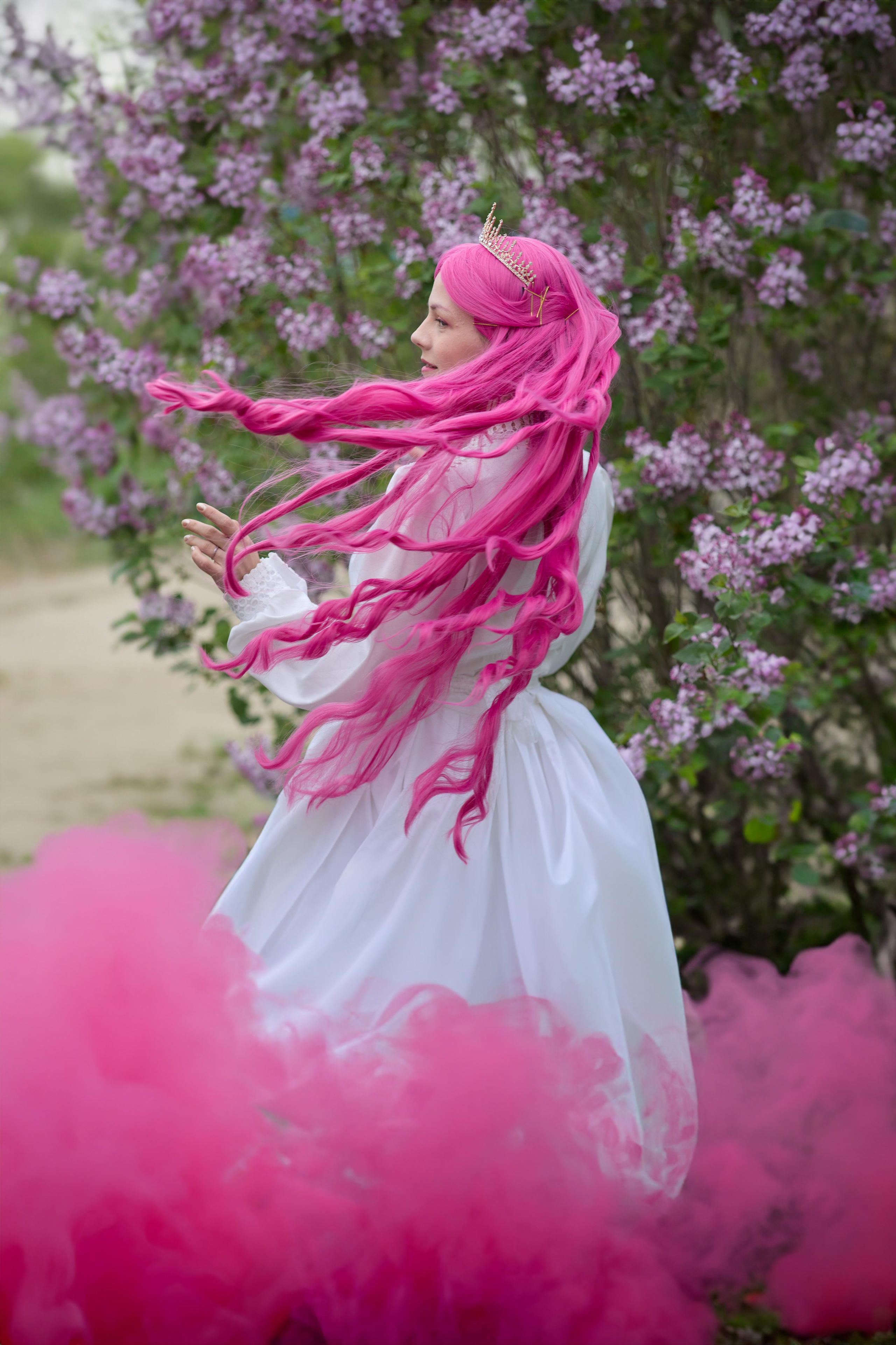 Нежная свадебная фотосессия для невесты в белом платье в розовом парике, с цветным дымом и сиренью