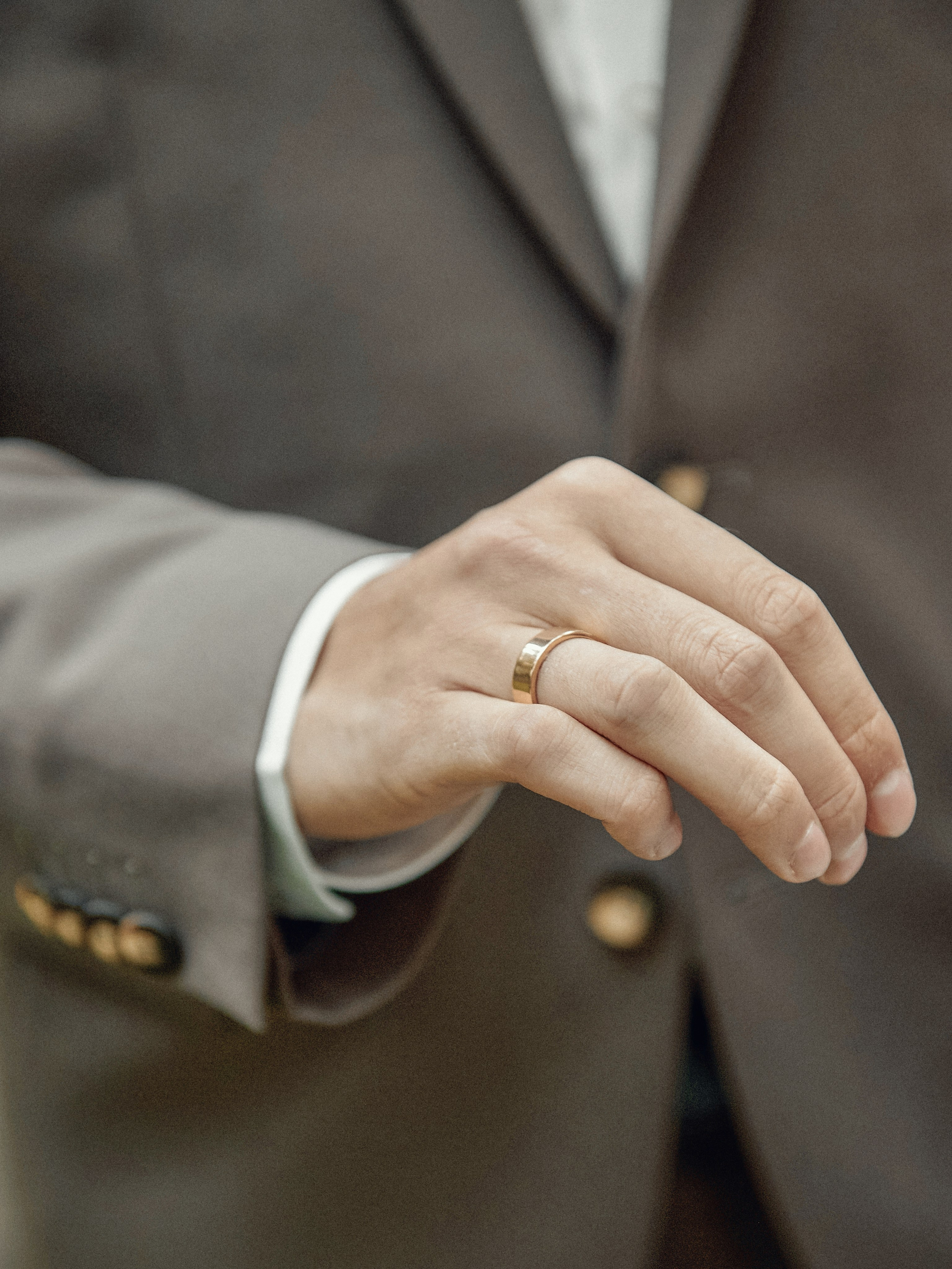 «Свадебная церемония у арки на выездной регистрации в лесу»