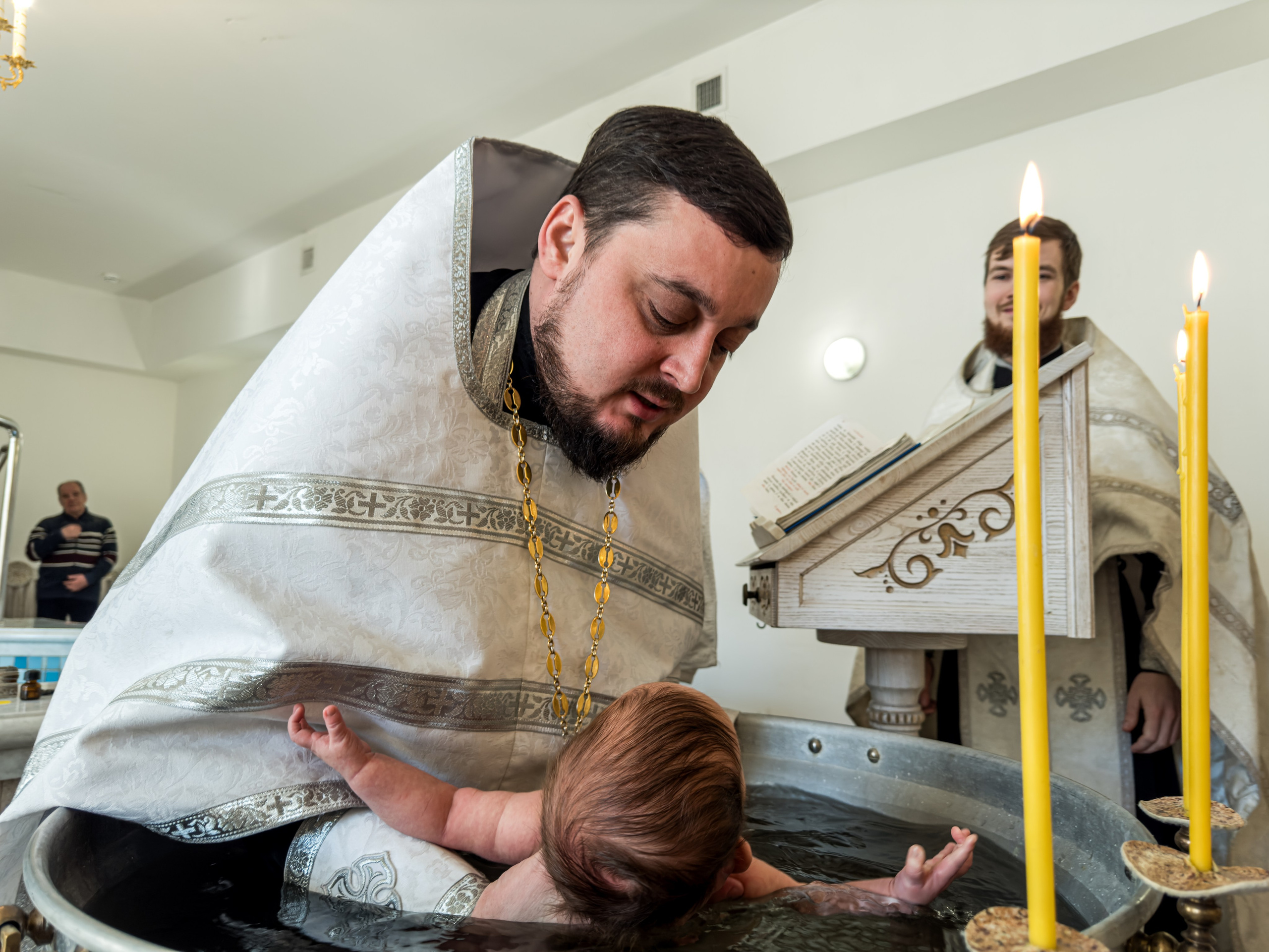 Крещение — фотограф на крестины в Екатеринбурге | Илья Антропов. Илья Антропов: фотограф и документалист. Портрет, документалистика, бизнес, видео, AI