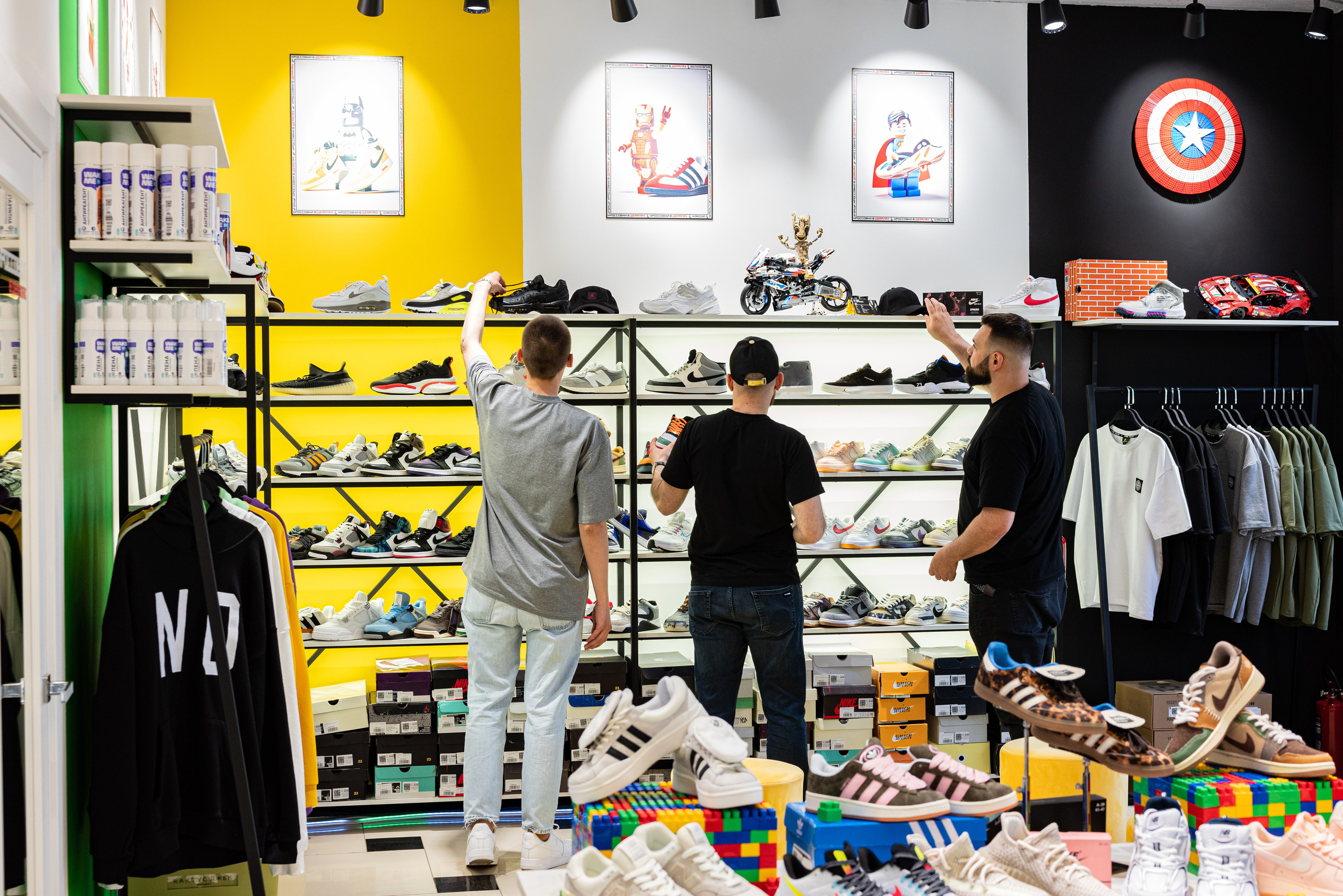 Интерьер. Магазин кроссовок. Предметный фотограф, фото для маркетплейсов Пятигорск, КМВ