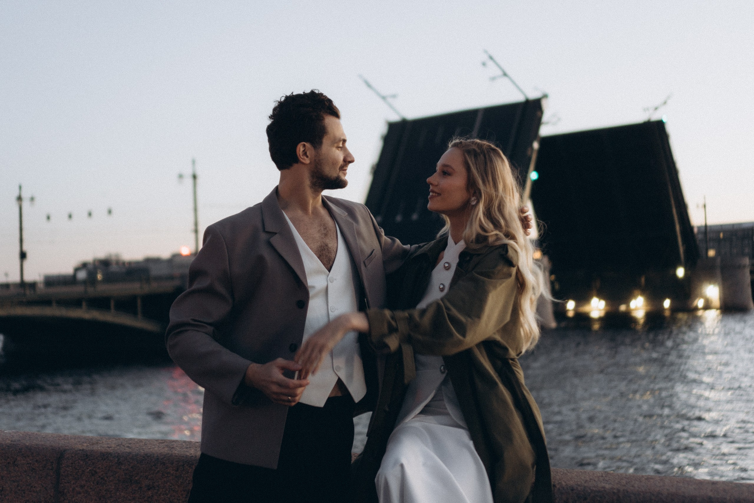 СВАДЕБНАЯ СЬЕМКА ПАРЫ НА РАССВЕТЕ В БЕЛЫЕ НОЧИ И ПРОГУЛКА С РАЗВОДНЫМИ МОСТАМИ И ПИКНИК ВОЗЛЕ ИСАКИЕВСКОГО СОБОРА. Профессиональный фотограф, Санкт-Петербург — Виктория Богомолова