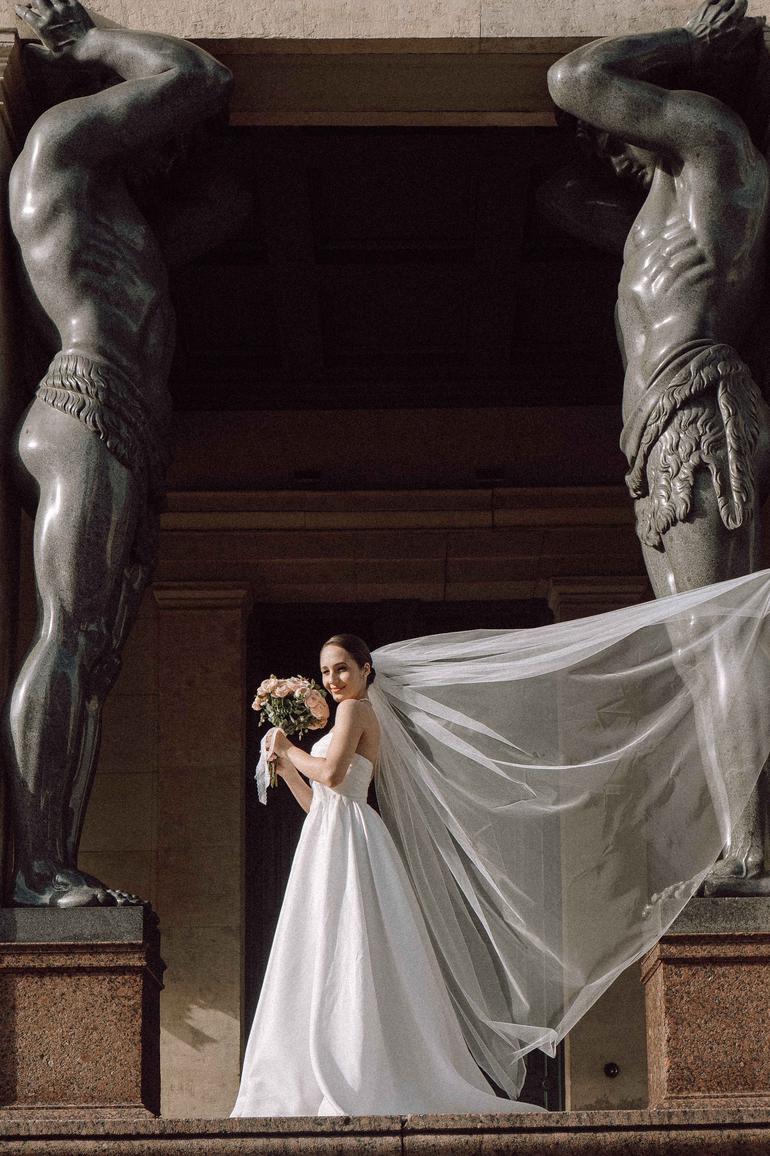 СВАДЕБНАЯ ПРОГУЛКА В САНТК-ПЕТЕРБУРГЕ (ИСАКИЕВСКИЙ СОБОР, ЗИМНЯЯ КАНАВКА, ЭРМИТАЖ И БОЛЬШАЯ МОРСКАЯ УЛИЦА). Профессиональный фотограф, Санкт-Петербург — Виктория Богомолова