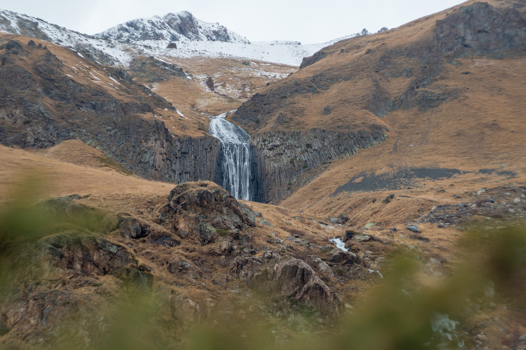 Один из самых красивых водопадов Приэльбрусья. Водопад в ущелье Терскол в Кабардино-Балкарии