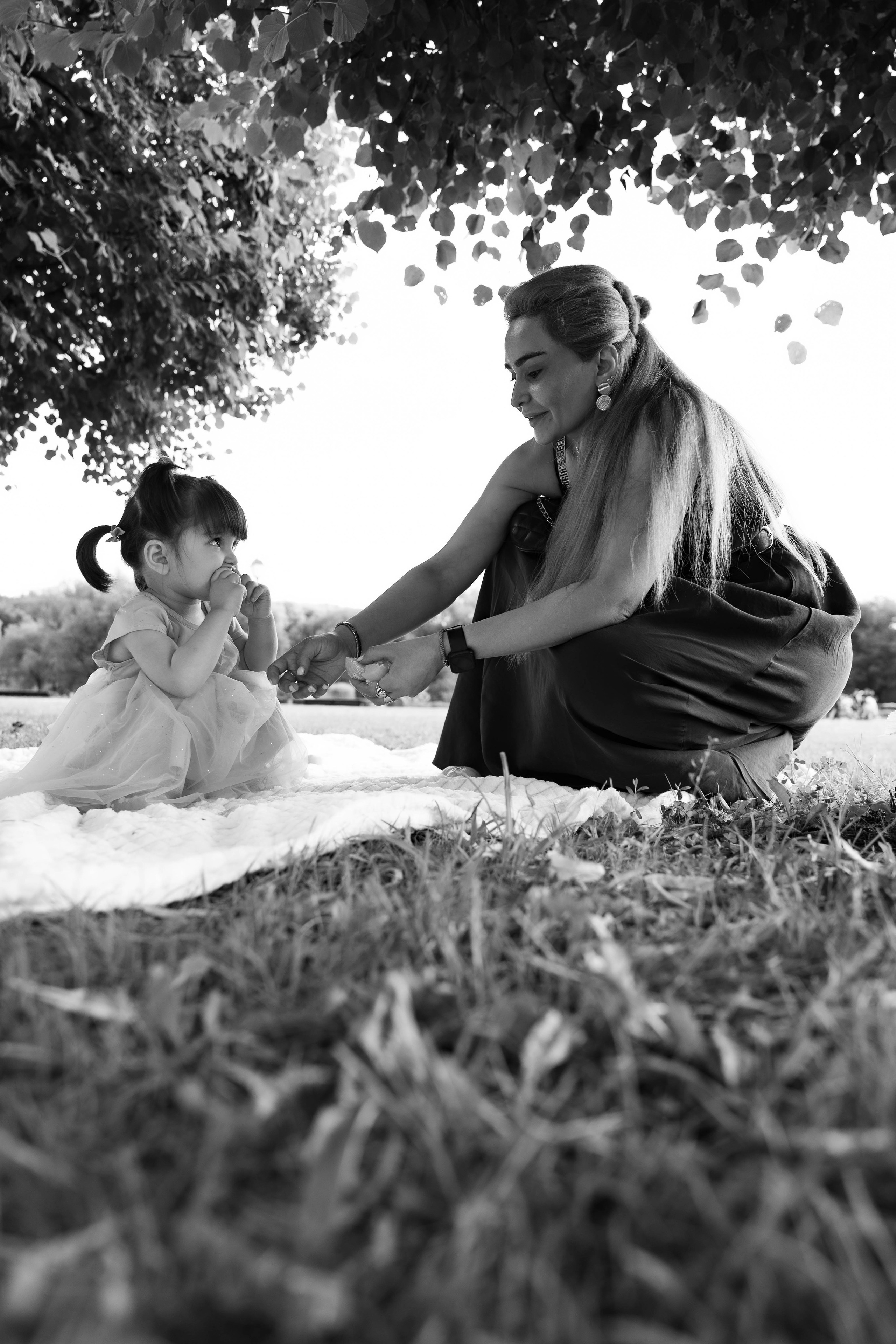 Прогулка мамы и дочки в парке