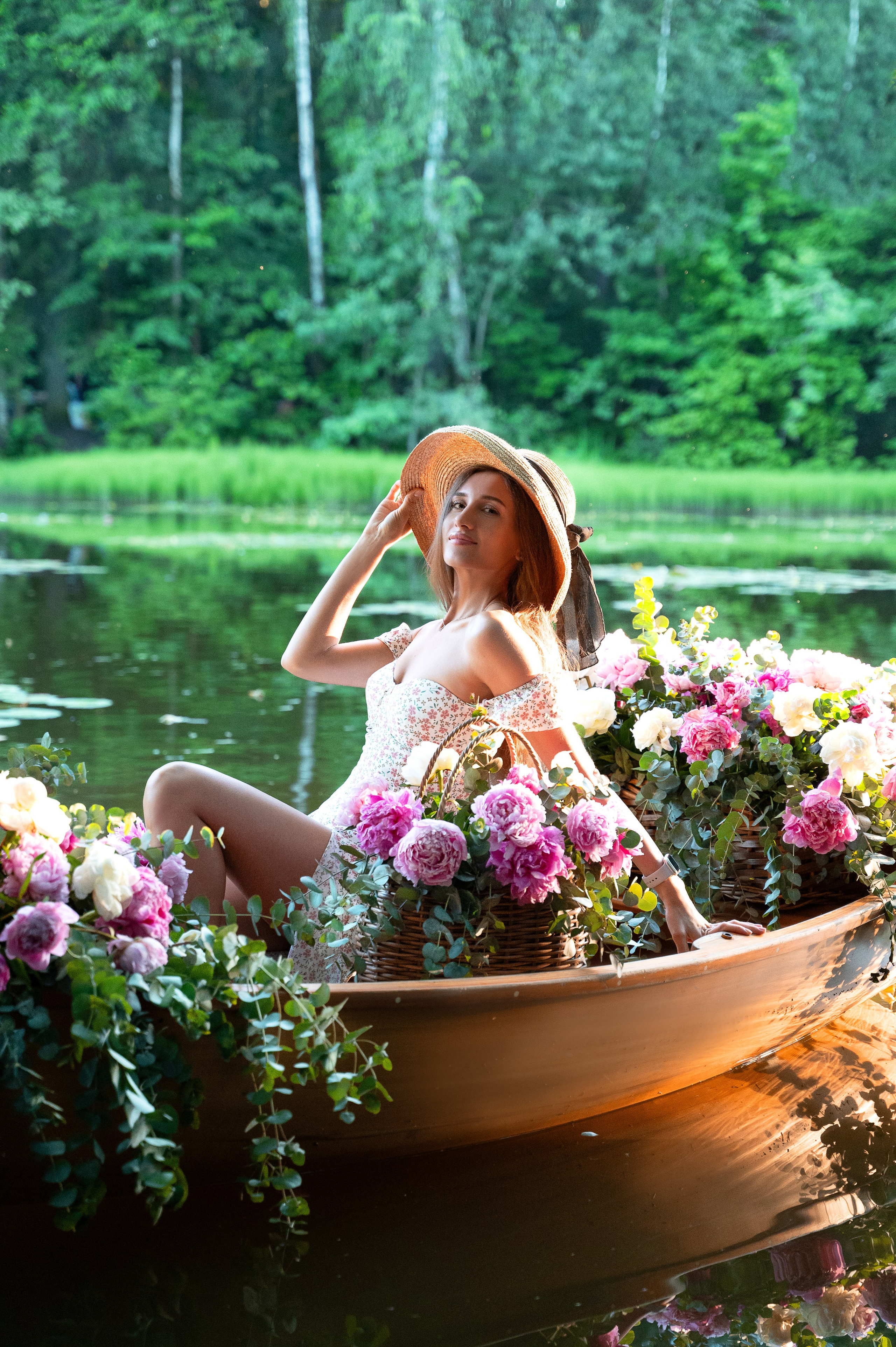 Оксана и лодка с пионами. Фотограф Москва и Московская область Мария Кузьмина