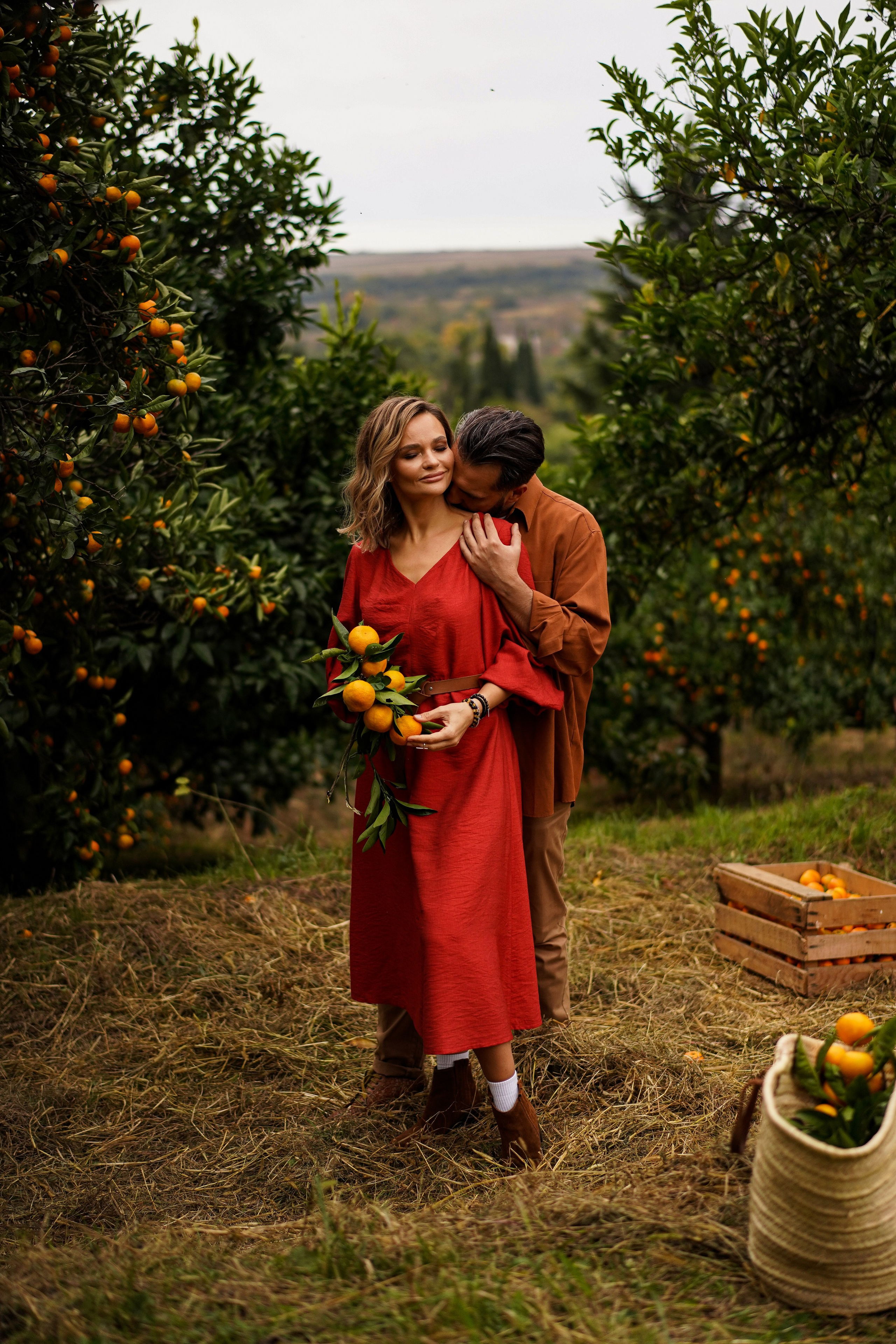 Lovestory на плантации с мандаринами в Абхазии. Фотограф Москва и Видеограф Москва