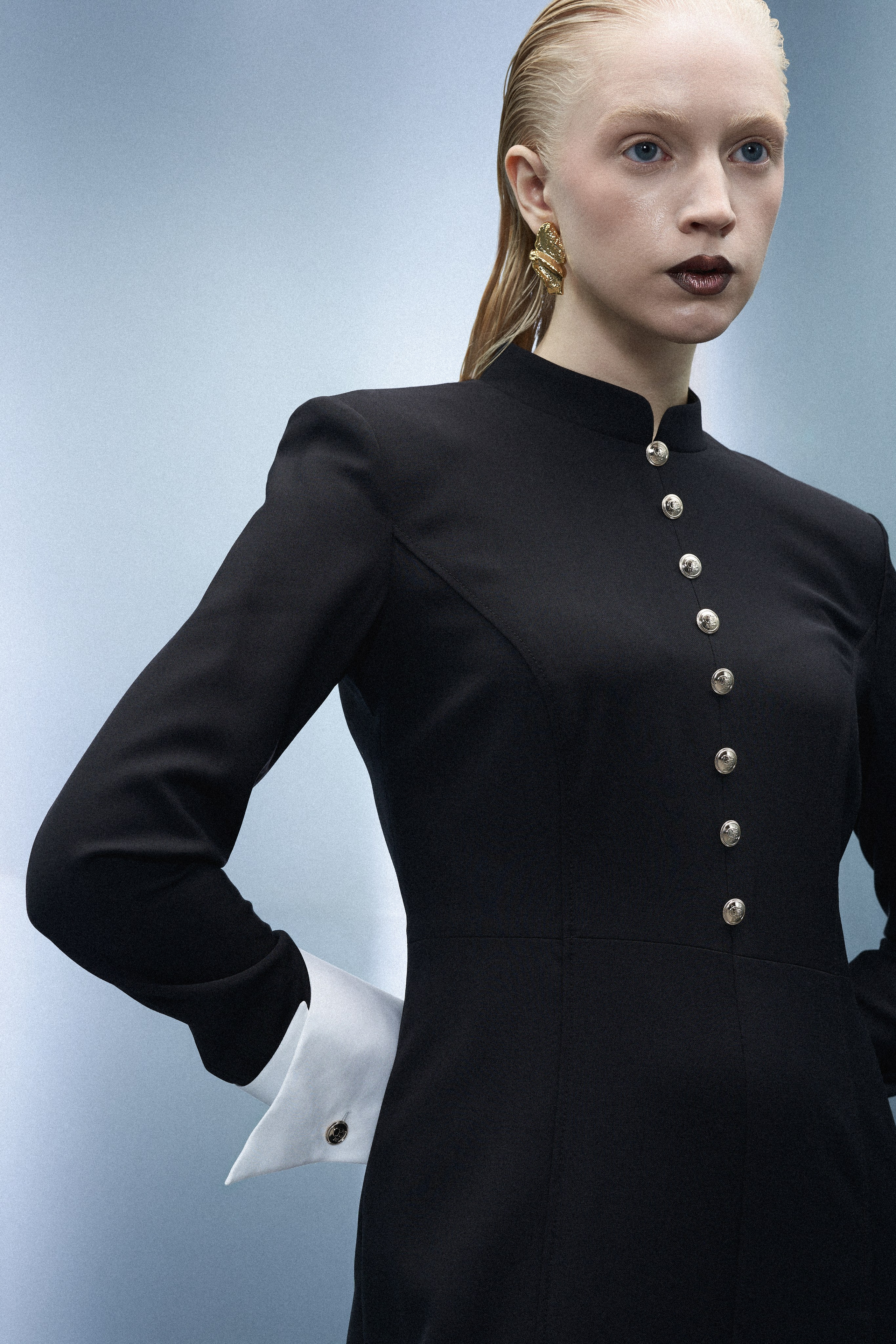 Портрет модели в чёрном платье с высоким воротником, lookbook съёмка современной женской одежды