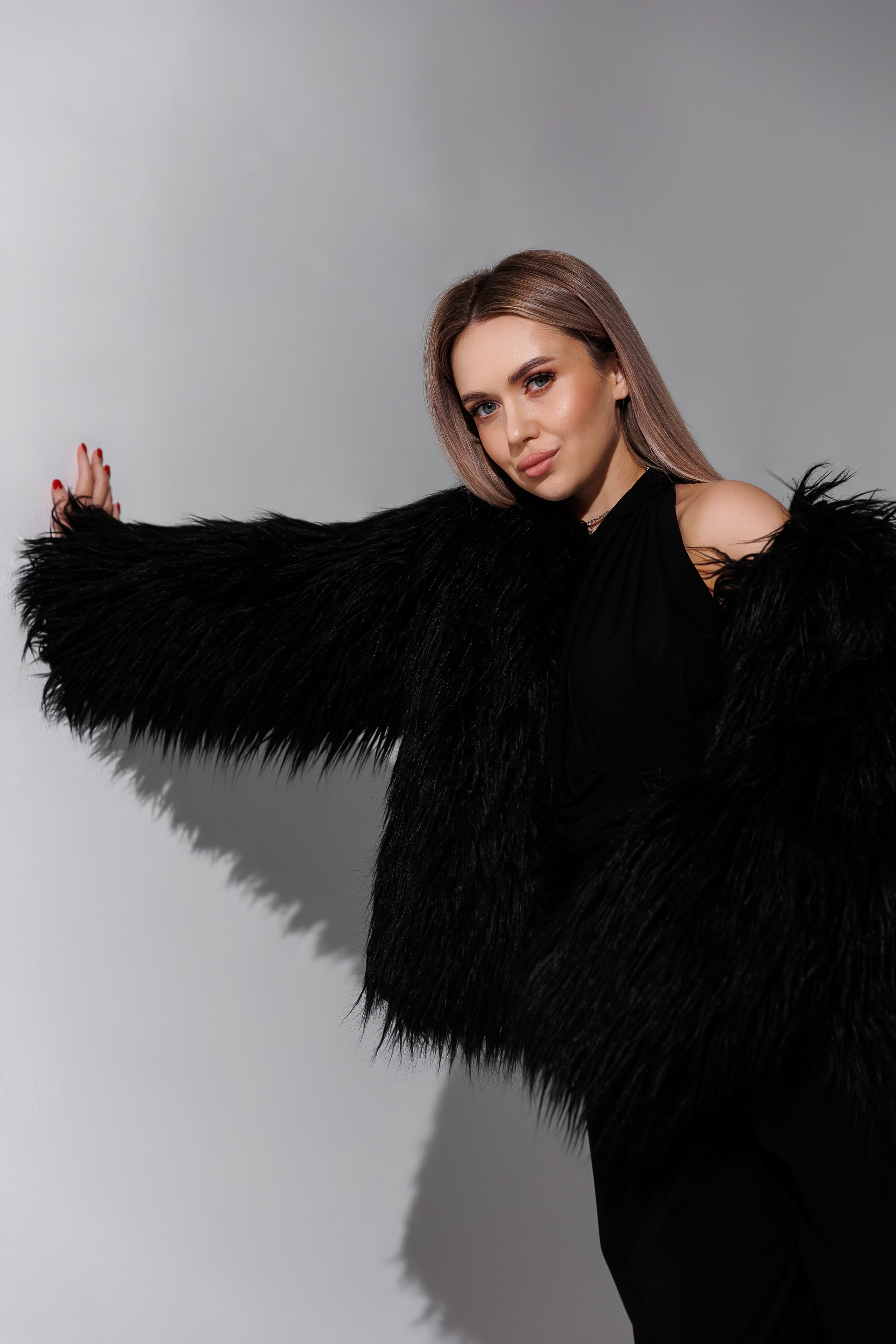 Шуба короткая , чёрного  цвета . Размер универсальный от 42 до 50