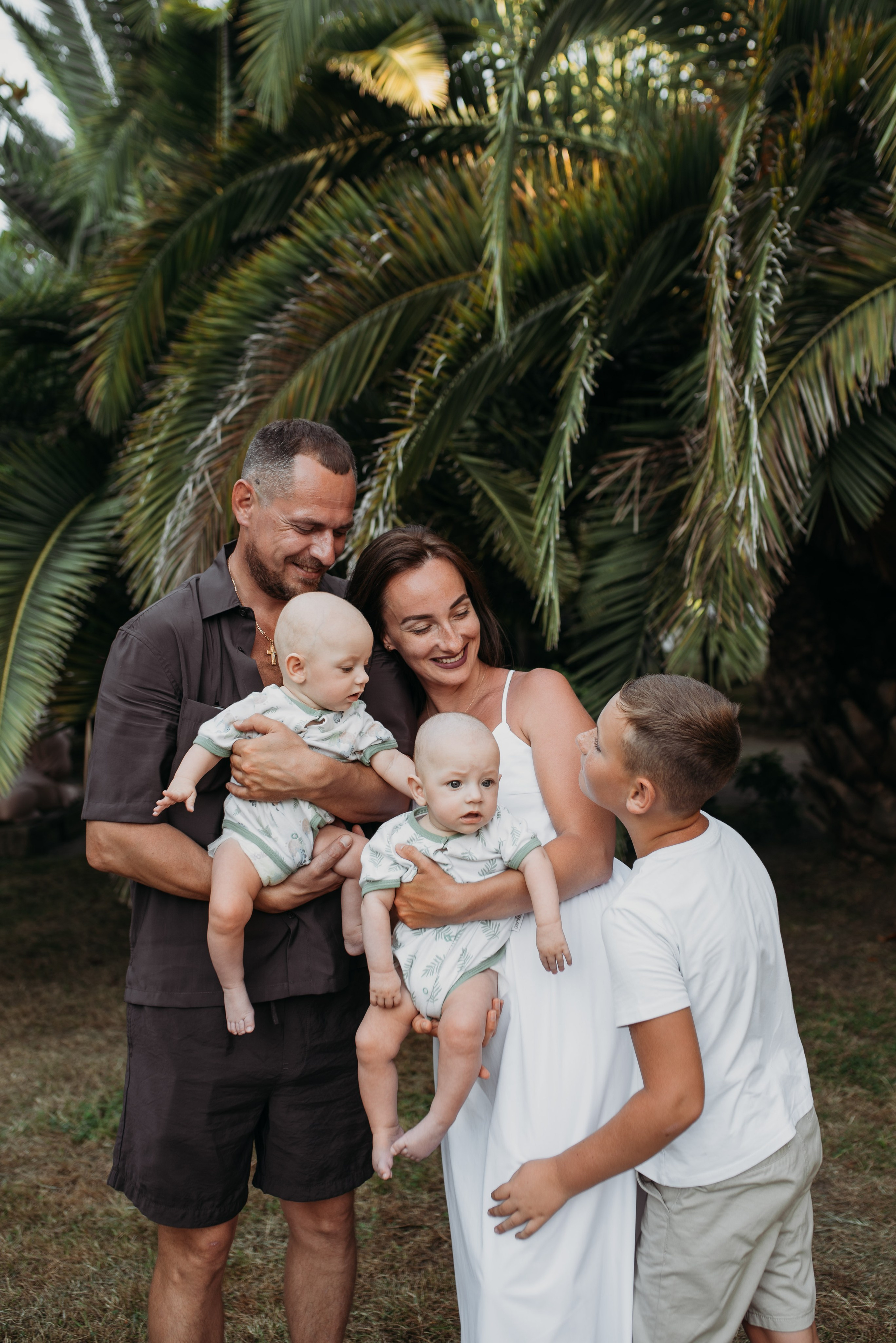 Семейная фотосессия в центре Сочи морпорт. Фотограф в Сочи — Маргарита Поганова