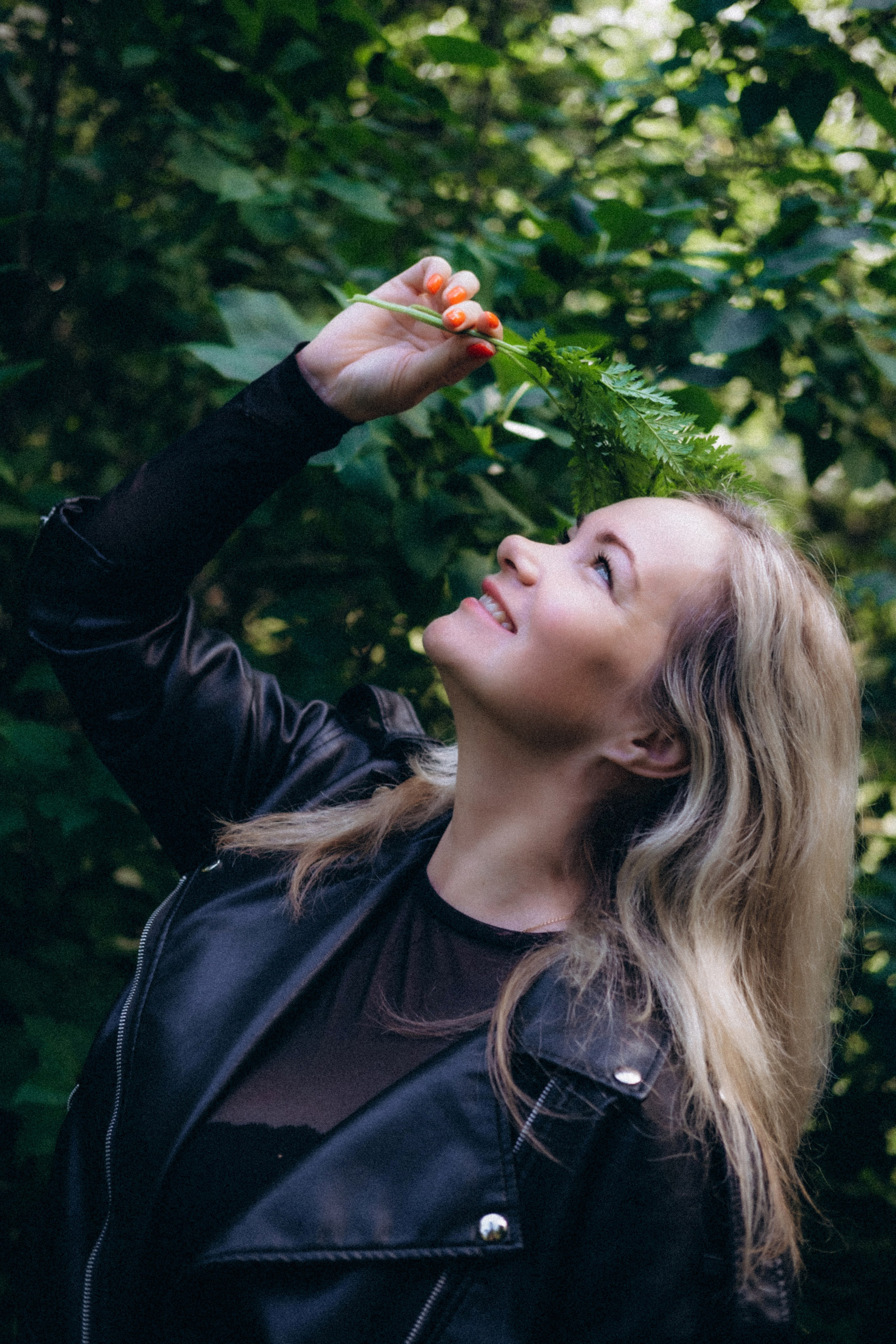 Фотосессия девушки в парке Екатеринбурга. Свадебный фотограф в Екатеринбурге — заказ профессиональной фотосесии, все виды фотосъемки