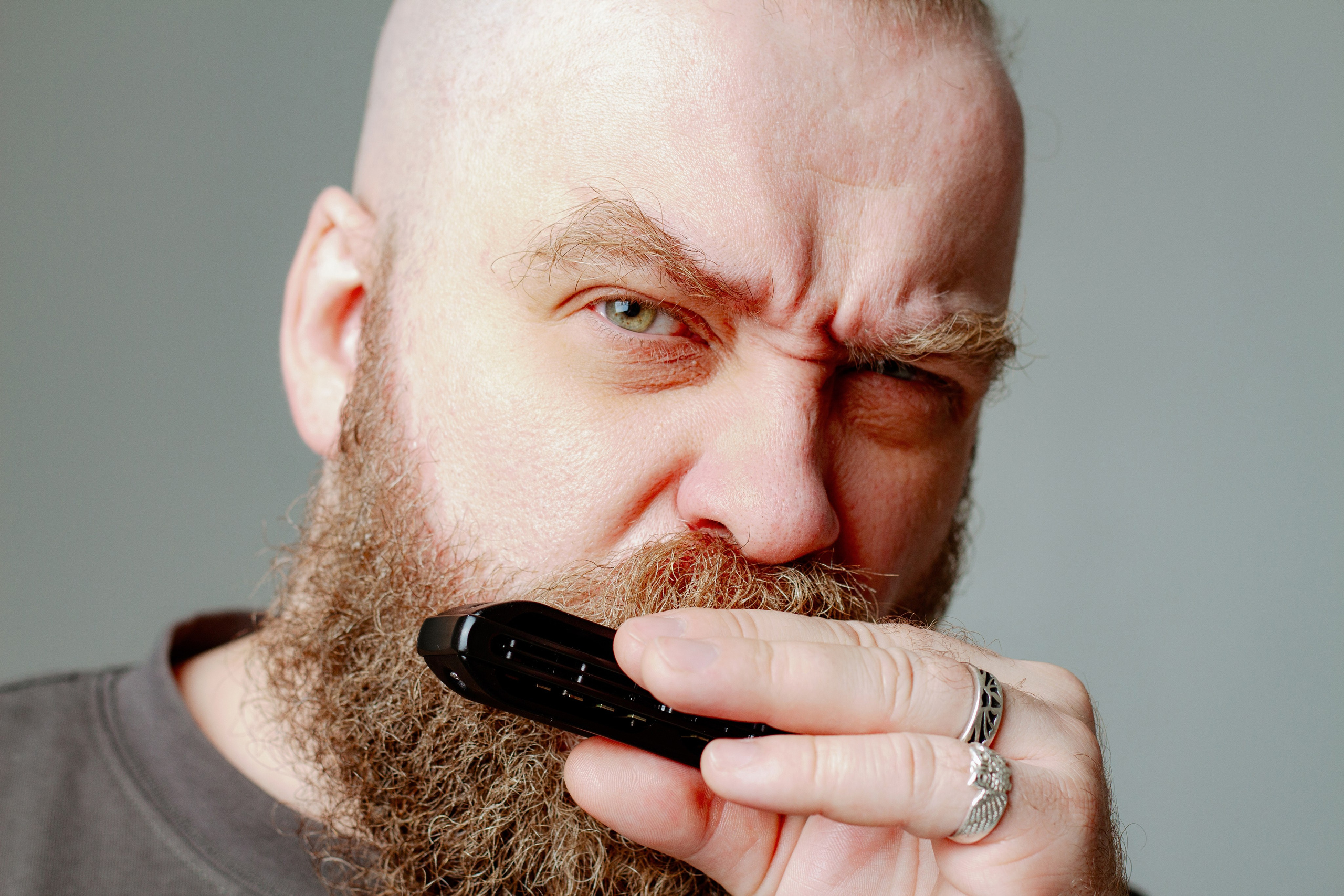 Борис Плотников. Губная гармоника. Мужской портрет, фотосессия для музыканта. Фотограф в Екатеринбурге Пойгина Елена