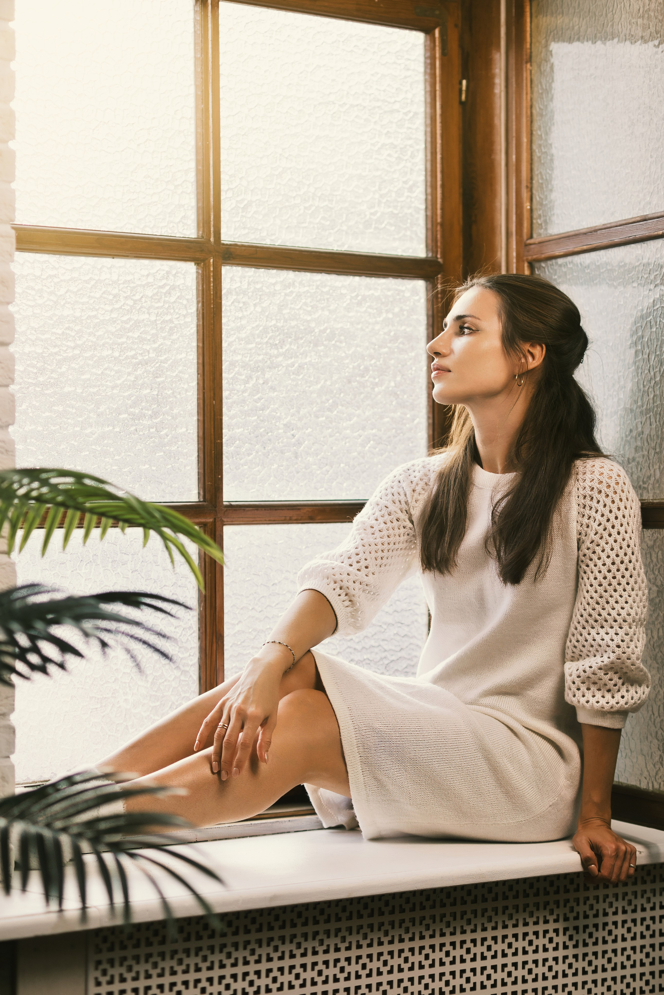 У окна. Фотограф Денис Кривопусков