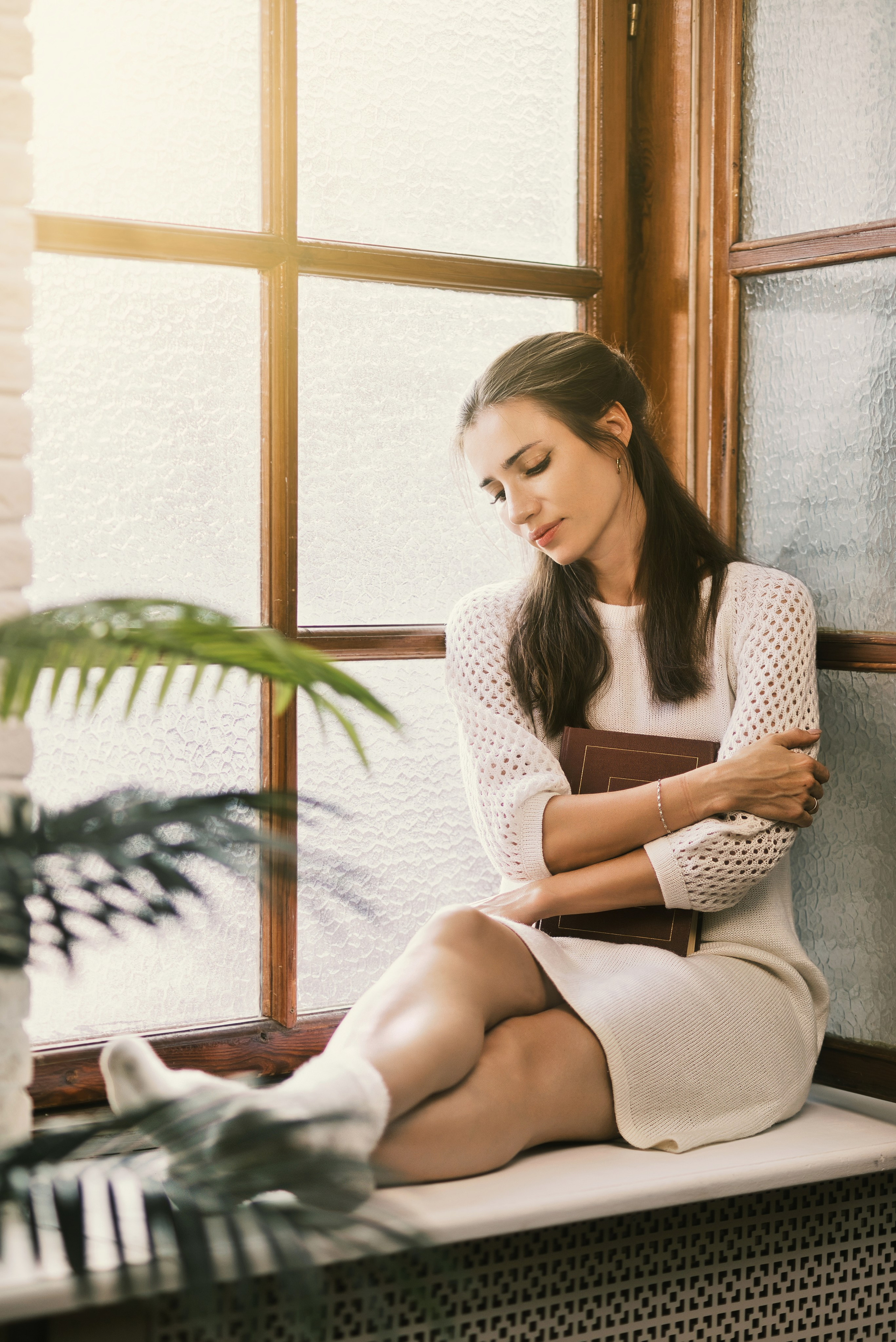 У окна. Фотограф Денис Кривопусков