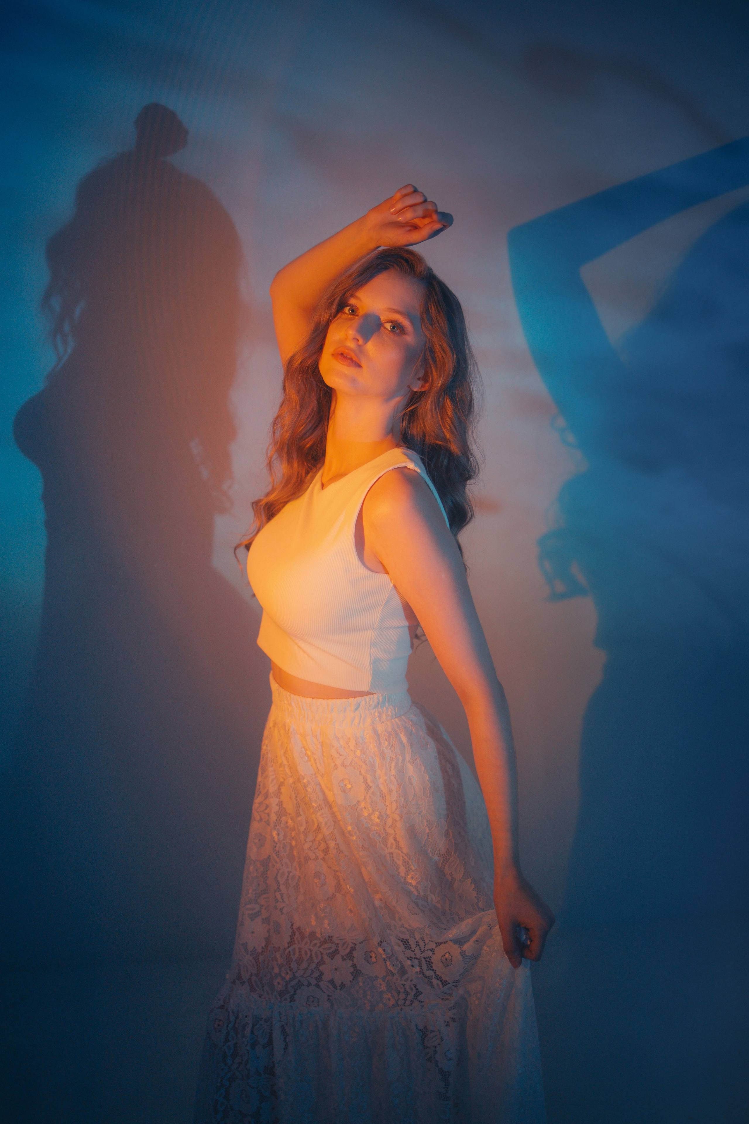 Фотосессия девушки в цветном свете. Выпускные альбомы в Серпухове