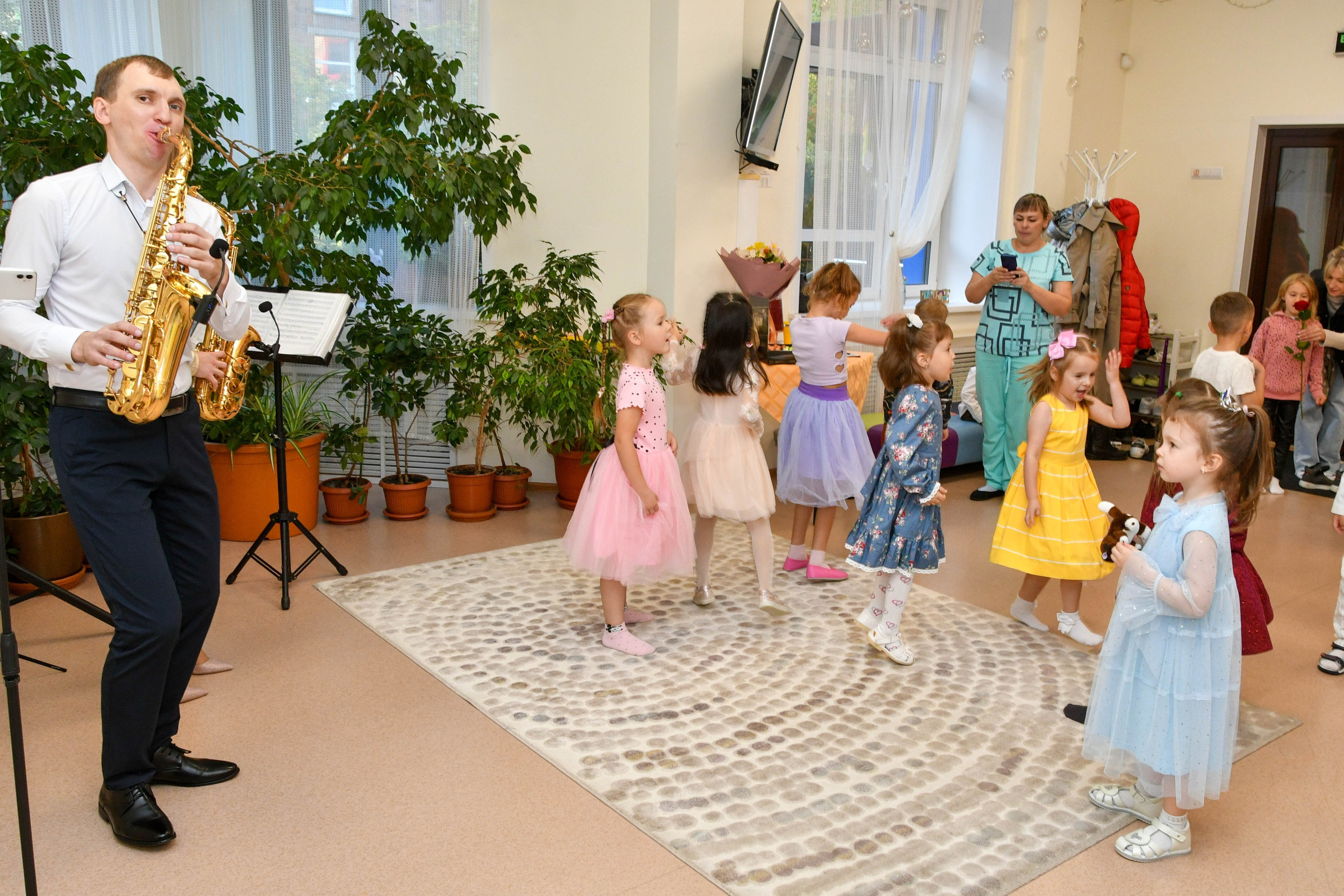 2023 г. День дошкольного работника и прогулка. Репортажный и детский фотограф в Новосибирске