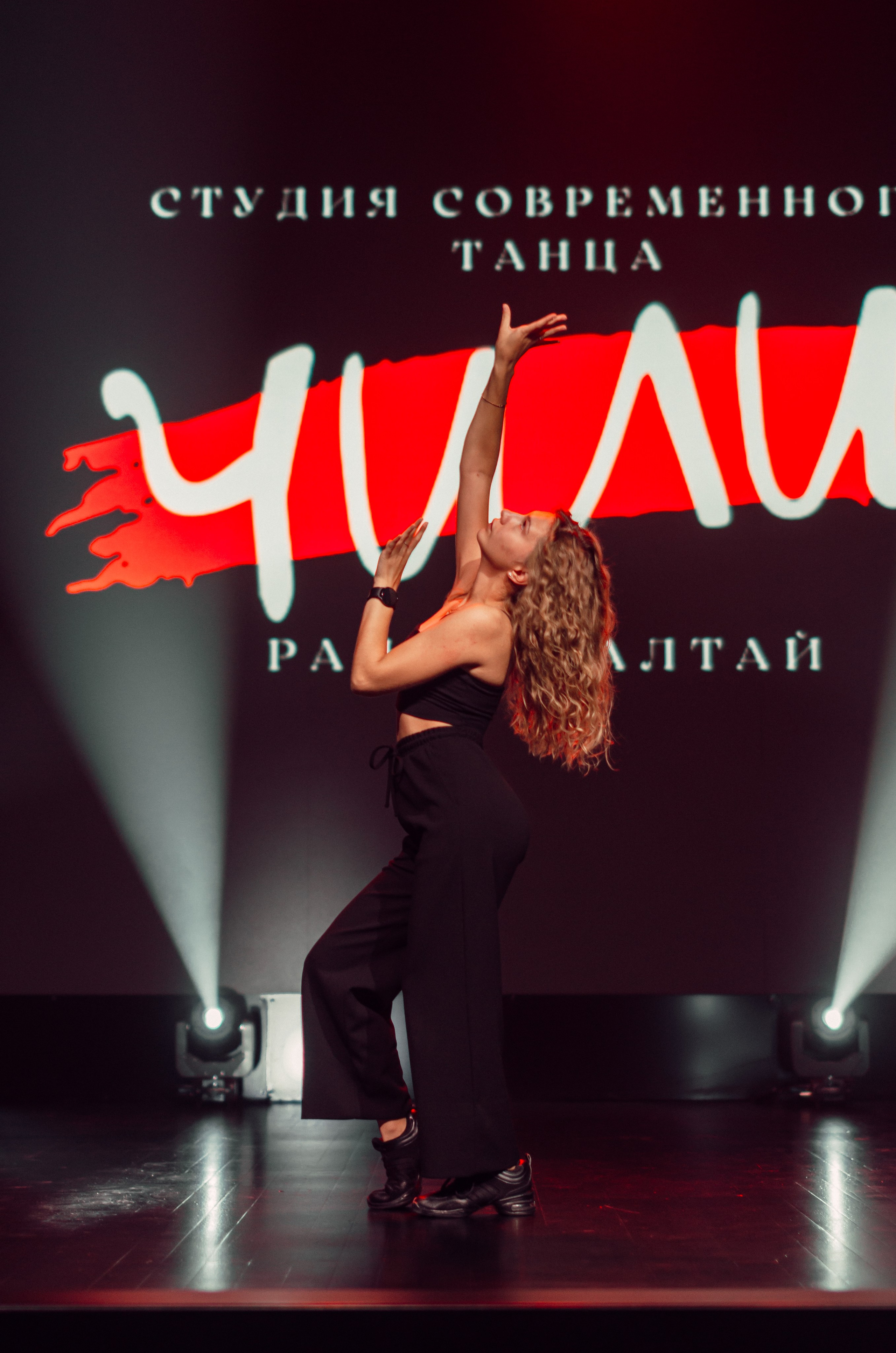 Групповая фотосъемка танцевального коллектива. Денисова Аля — фотограф для парных съемок и индивидуальных историй в Барнауле