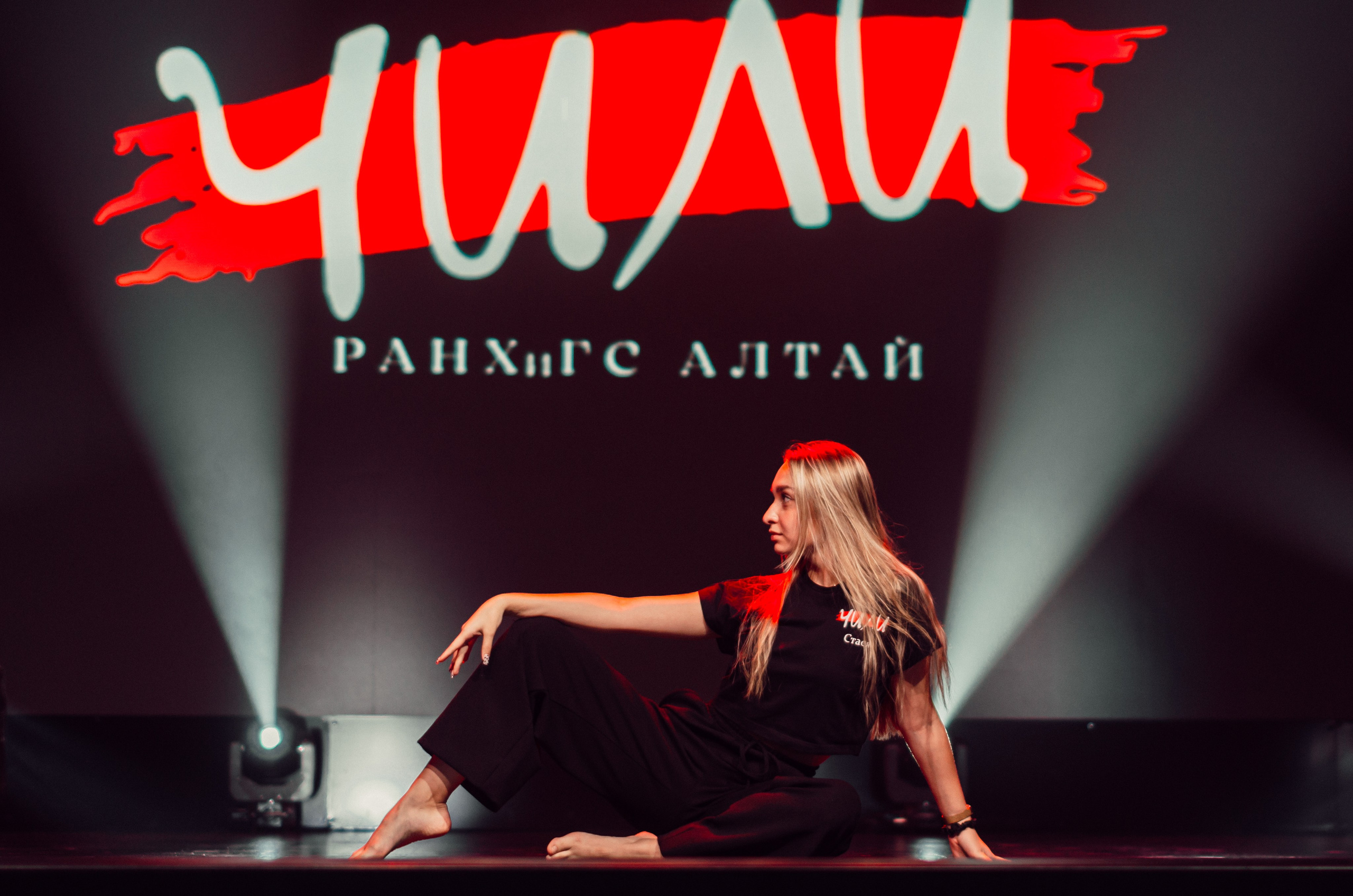 Групповая фотосъемка танцевального коллектива. Денисова Аля — фотограф для парных съемок и индивидуальных историй в Барнауле