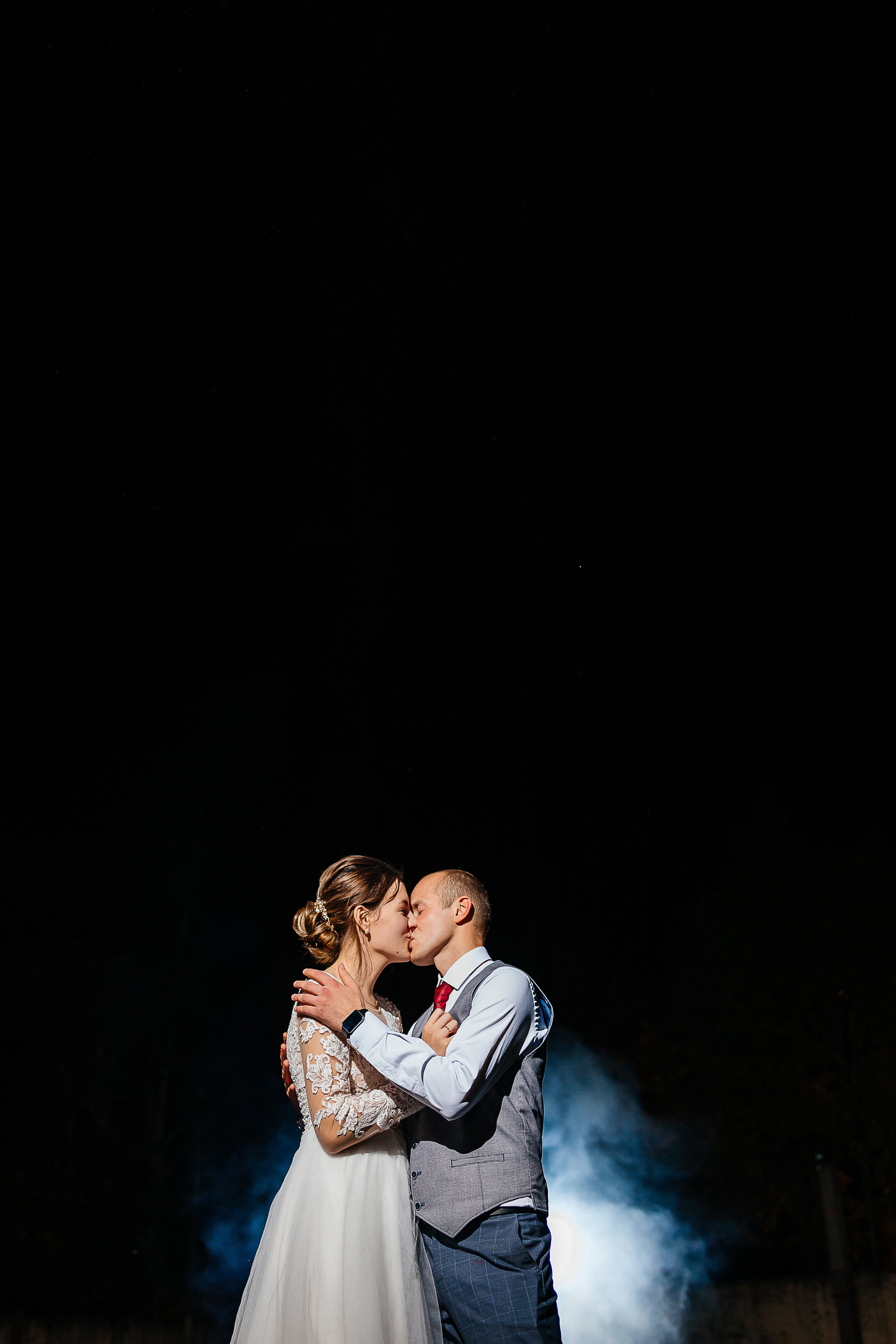 Выдержанный образ невесты на фотосессии в исторической части города. Олег Сверчков | Свадебный фотограф Вологда