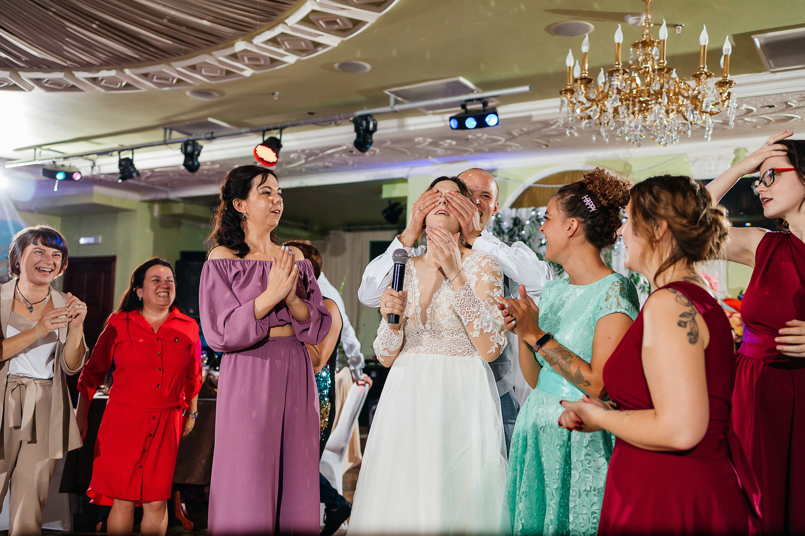 Выдержанный образ невесты на фотосессии в исторической части города. Олег Сверчков | Свадебный фотограф Вологда