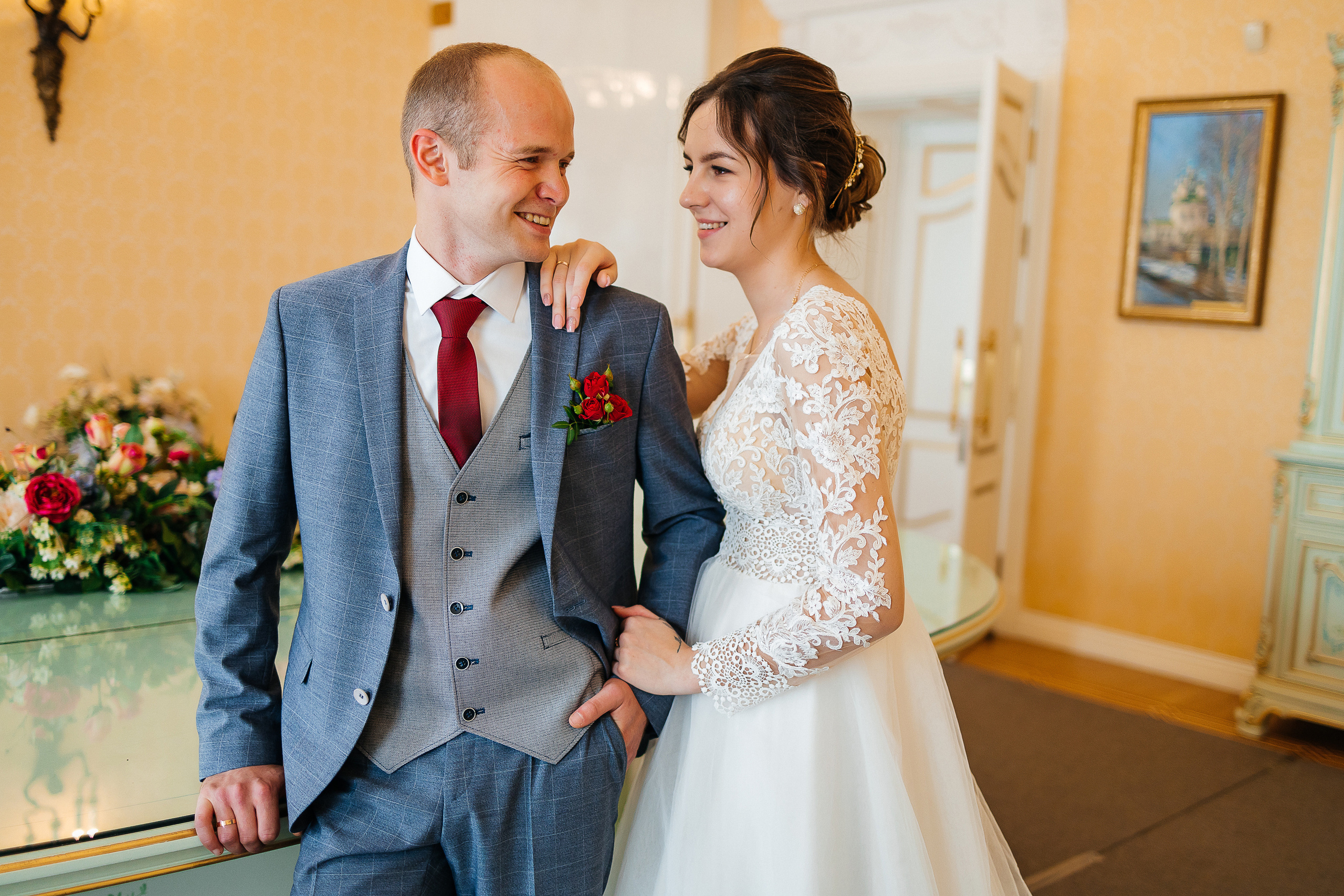 Выдержанный образ невесты на фотосессии в исторической части города. Олег Сверчков | Свадебный фотограф Вологда