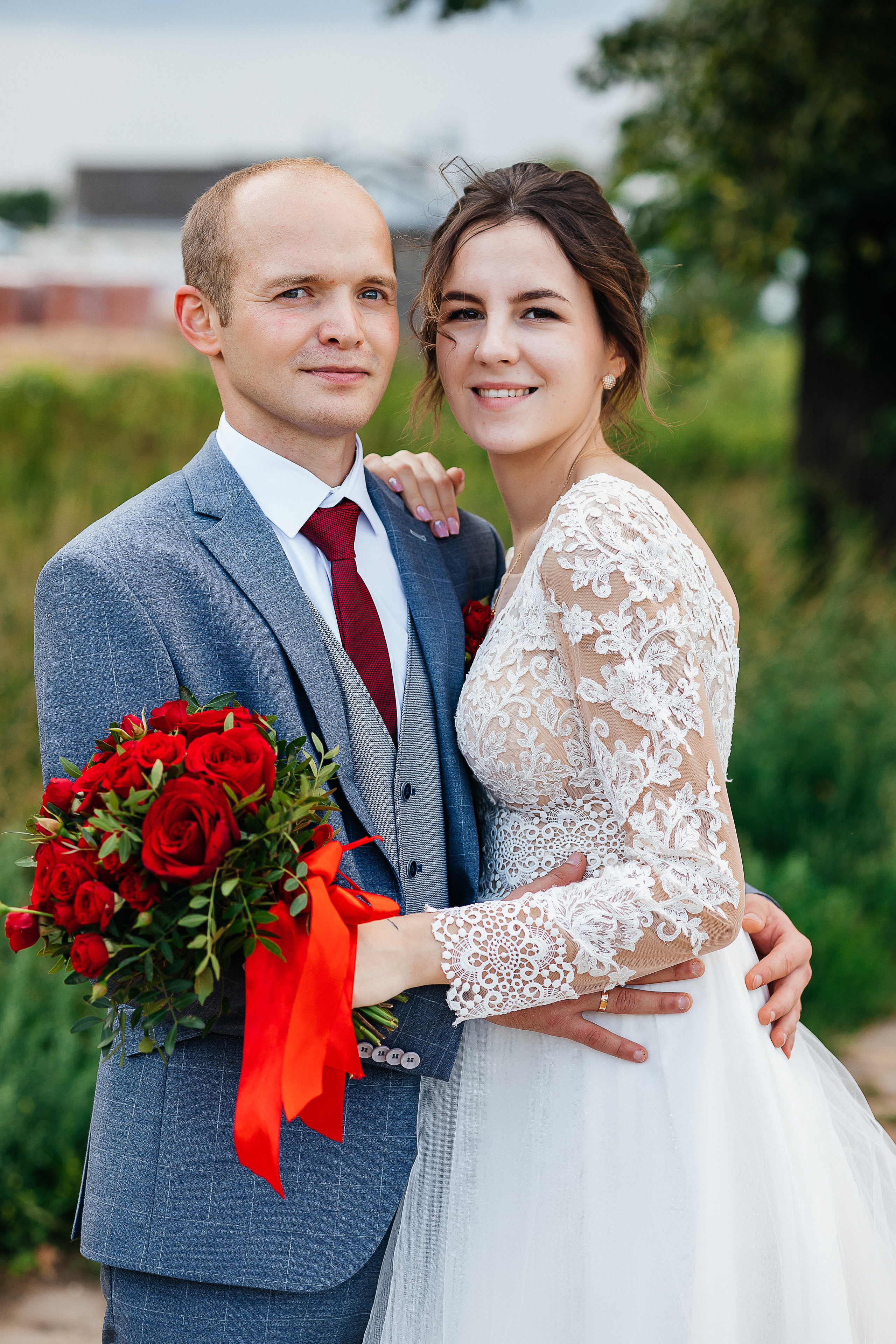 Выдержанный образ невесты на фотосессии в исторической части города. Олег Сверчков | Свадебный фотограф Вологда