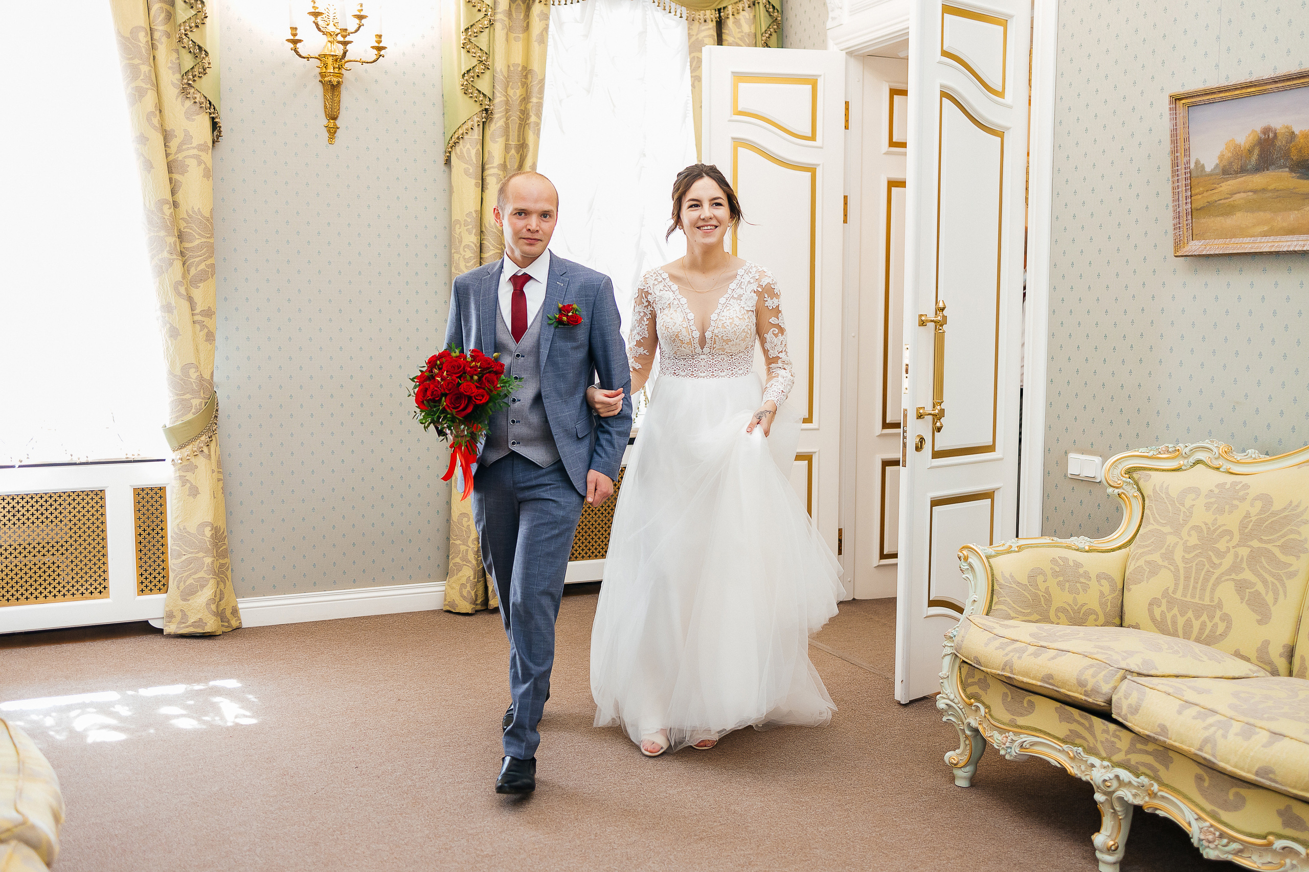 Выдержанный образ невесты на фотосессии в исторической части города. Олег Сверчков | Свадебный фотограф Вологда