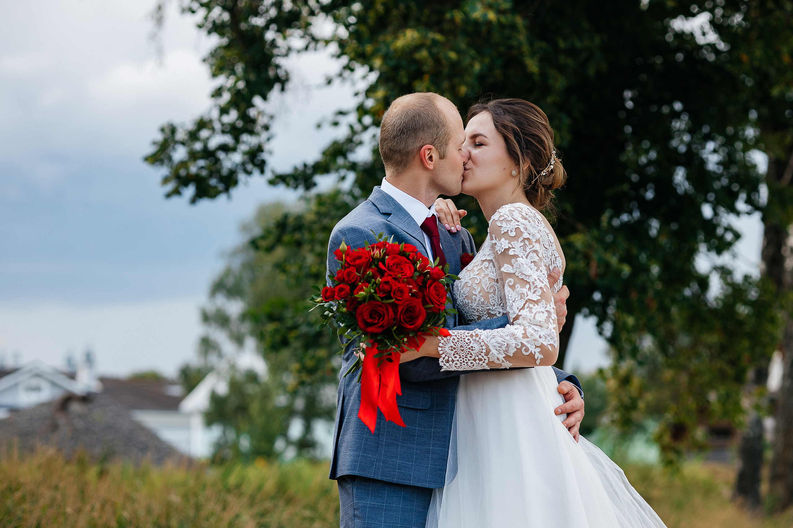 Выдержанный образ невесты на фотосессии в исторической части города. Олег Сверчков | Свадебный фотограф Вологда